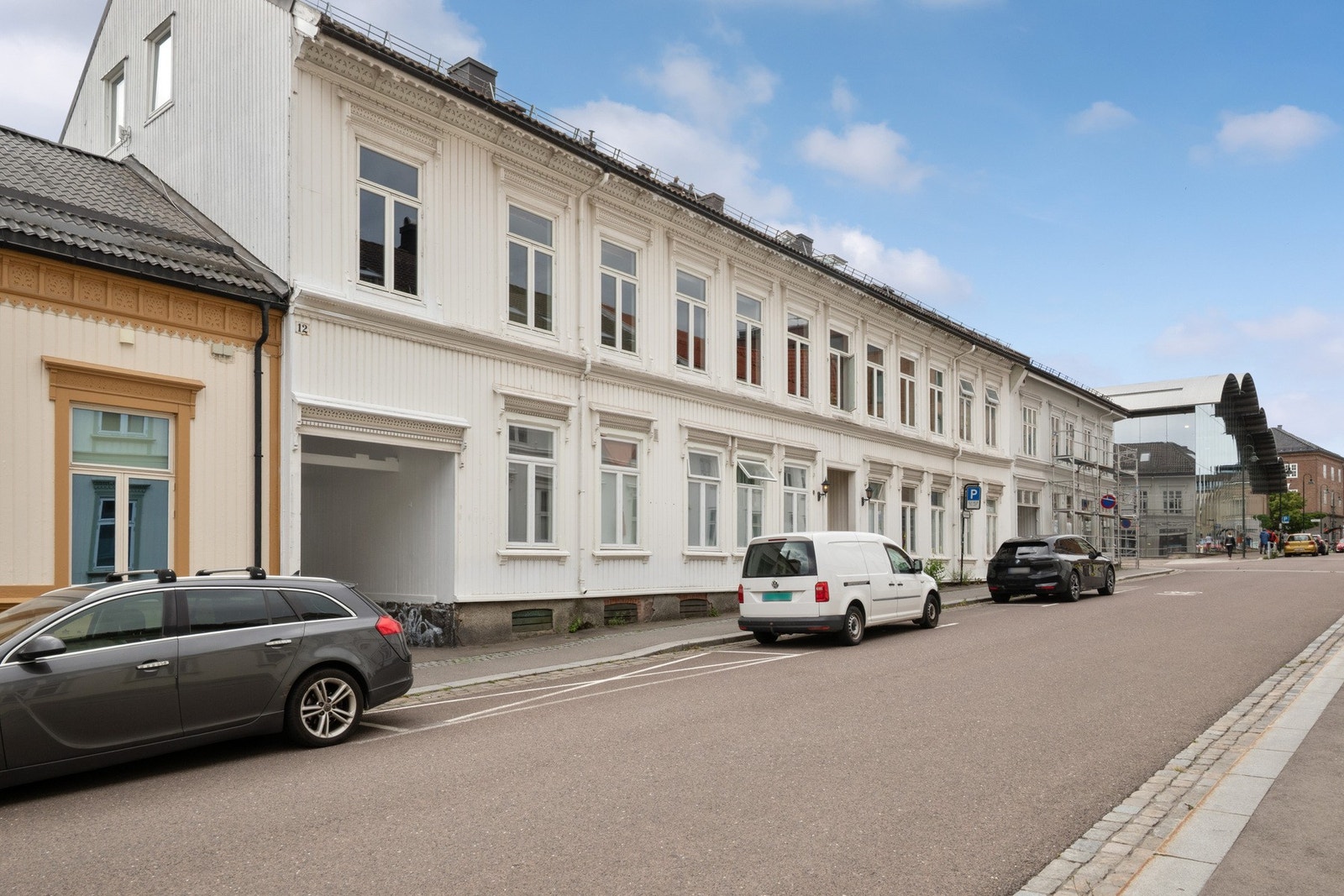 Eiendommen ligger sentralt og attraktivt midt i sentrum av Tønsberg. Fra leiligheten er det kort vei til alle sentrums fasiliteter som butikker, kino, kulturhus, svømmehall og flere idrettsanlegg Galleribilde