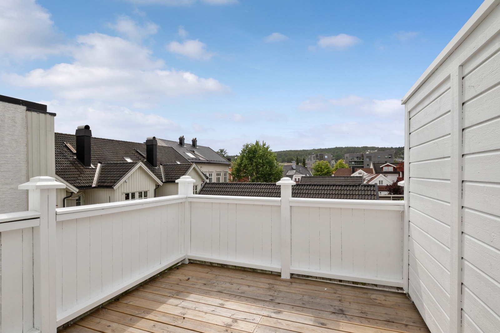 Balkongen er skjermet og sørvendt. Galleribilde