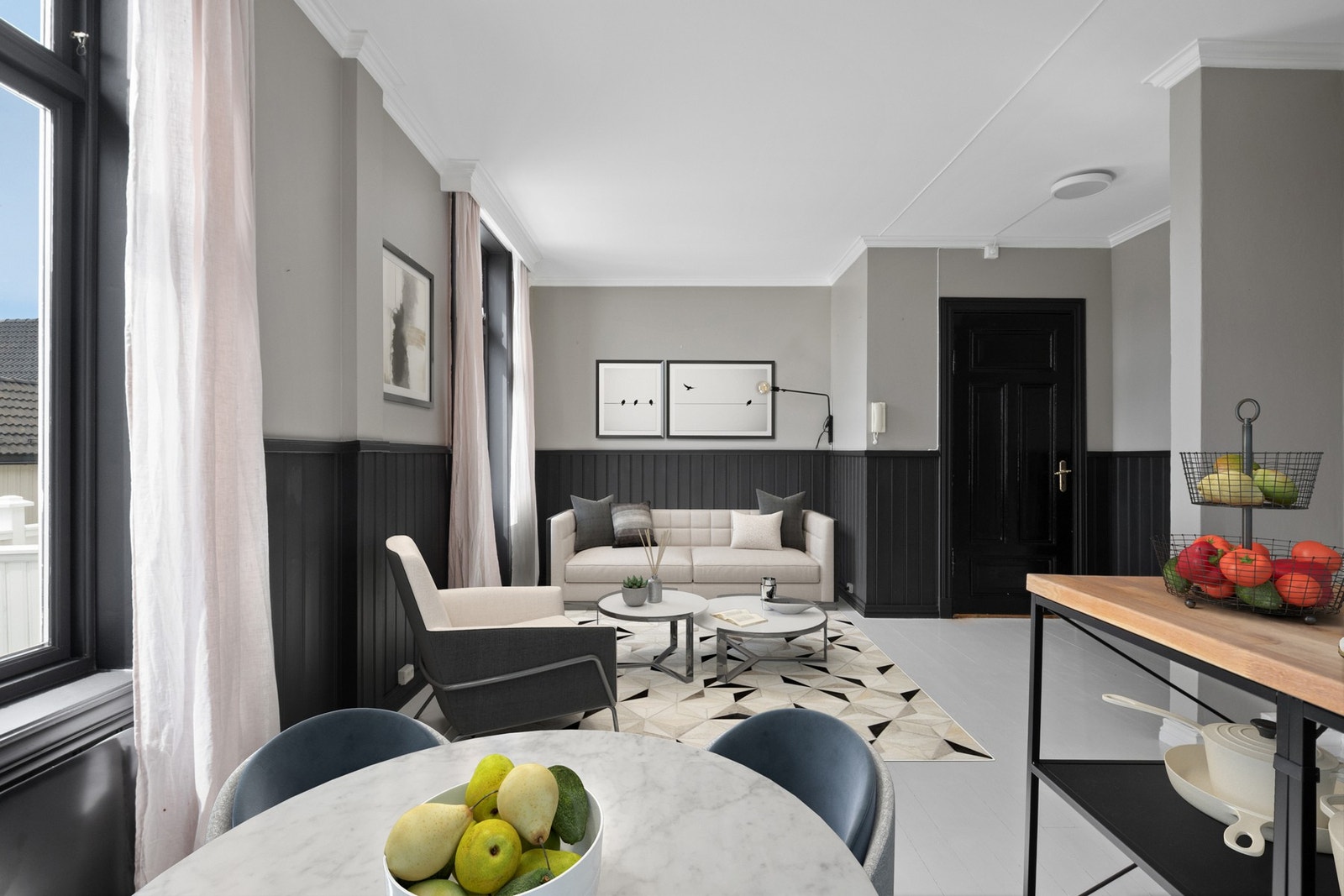 Rommet har for lysegrå vegger med brystpanel. Galleribilde