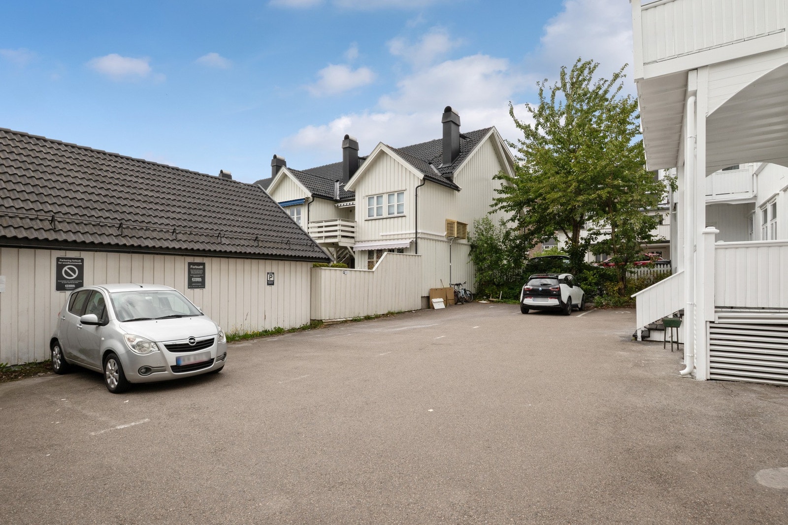 Det er mulig å leie parkering i bakgården (privat leie). Galleribilde