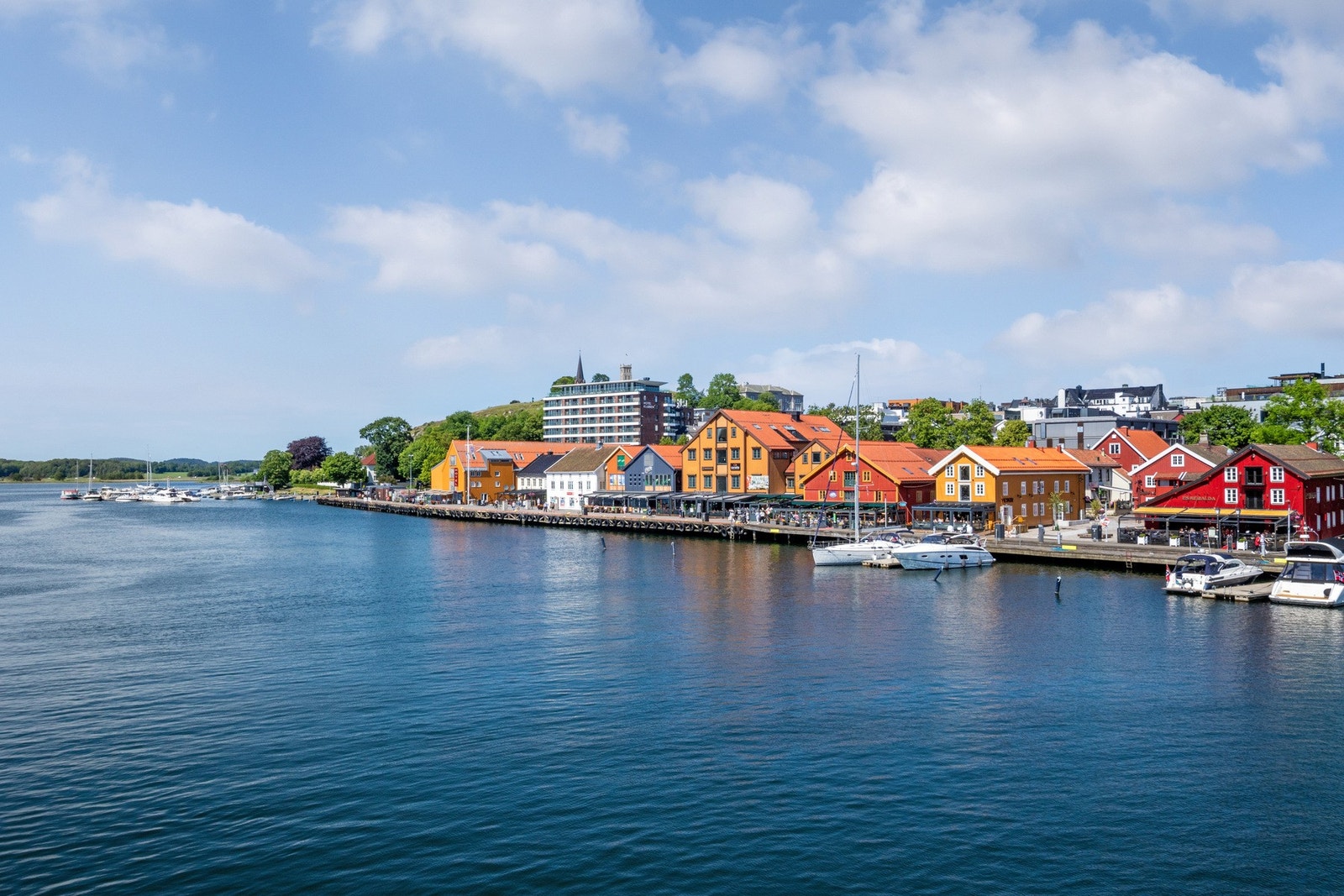 Langs bryggene i Tønsberg kan du nyte av båtlivets gleder og et stort utvalg av restauranter, kafeer og barer. Galleribilde