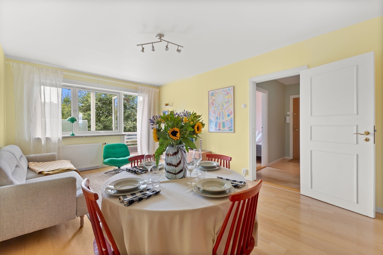 - Leiligheten er malt i lune, tidsriktige farger som gjør det enkelt for deg å sette ditt eget preg på boligen - Galleribilde