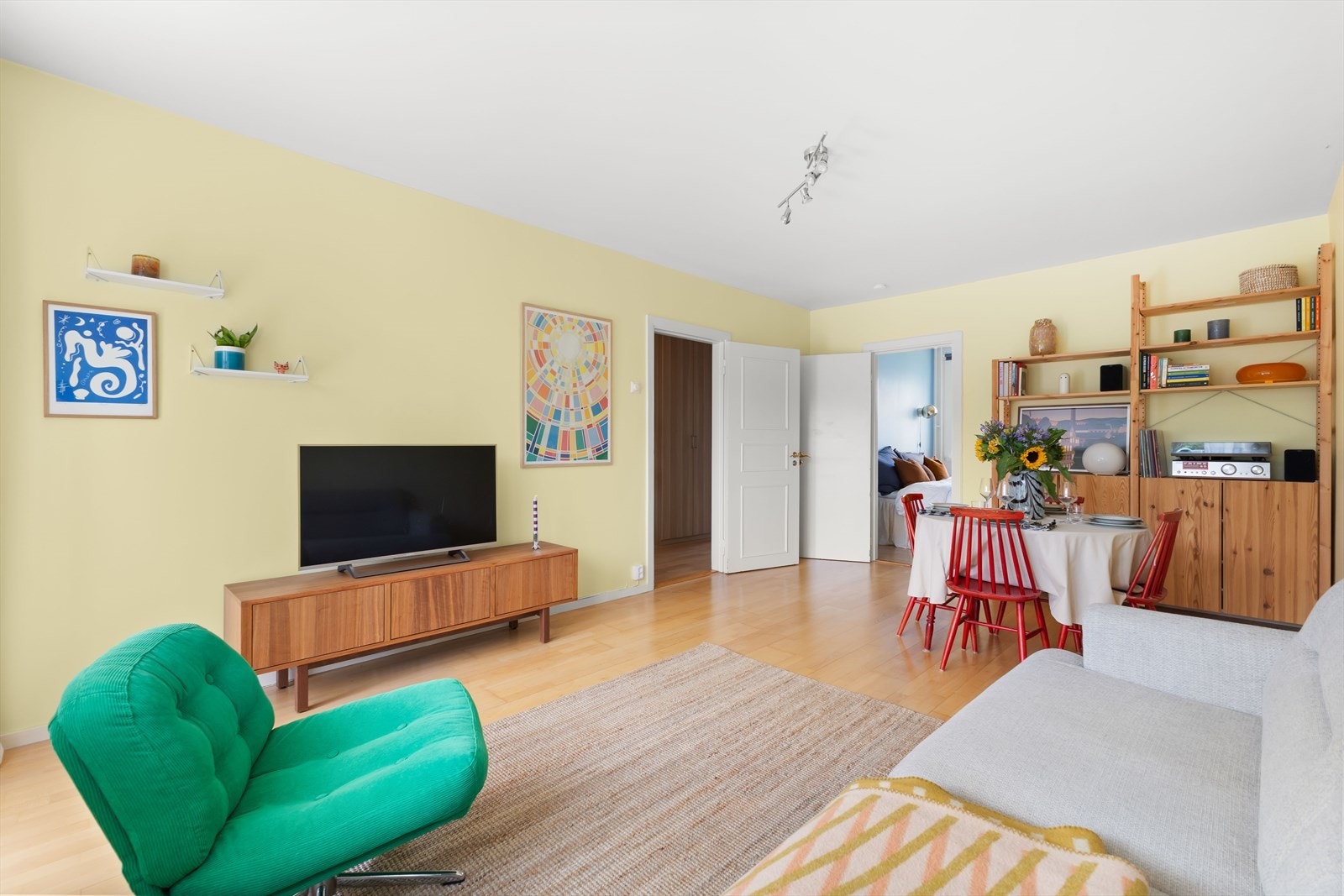 - En enkel stue å møblere. Romslig, delikat og med store veggflater - Galleribilde