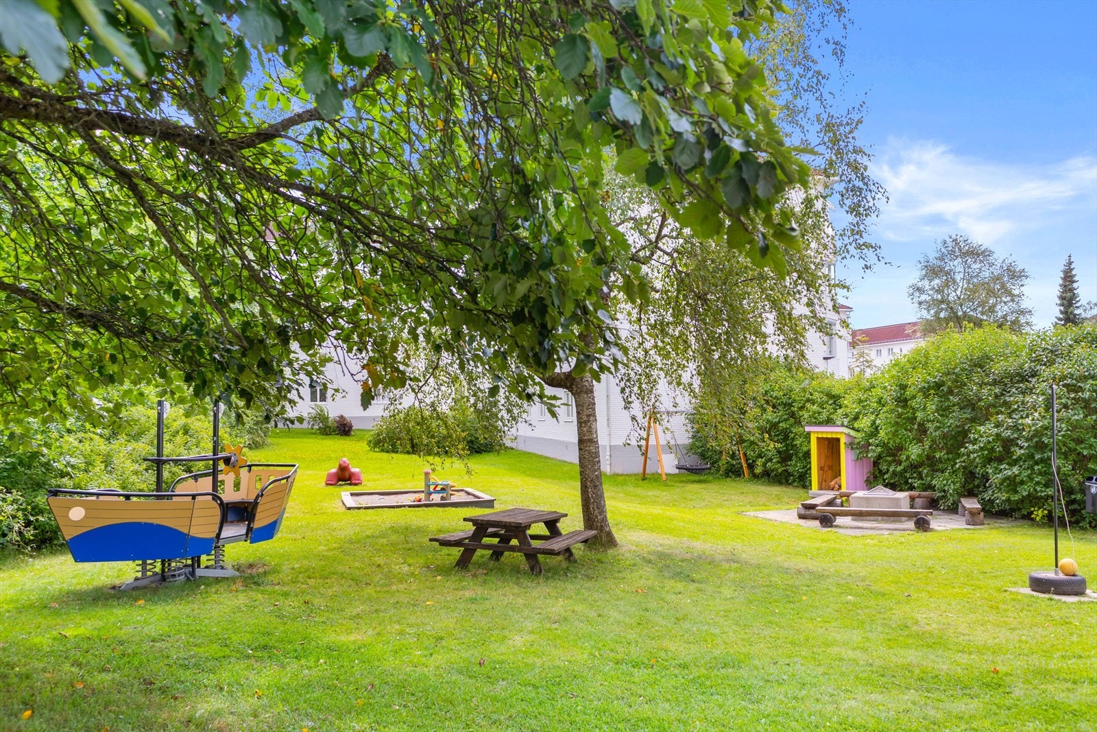 - Det er flotte lekeplasser og grøntområder på borettslaget sin tomt - Galleribilde