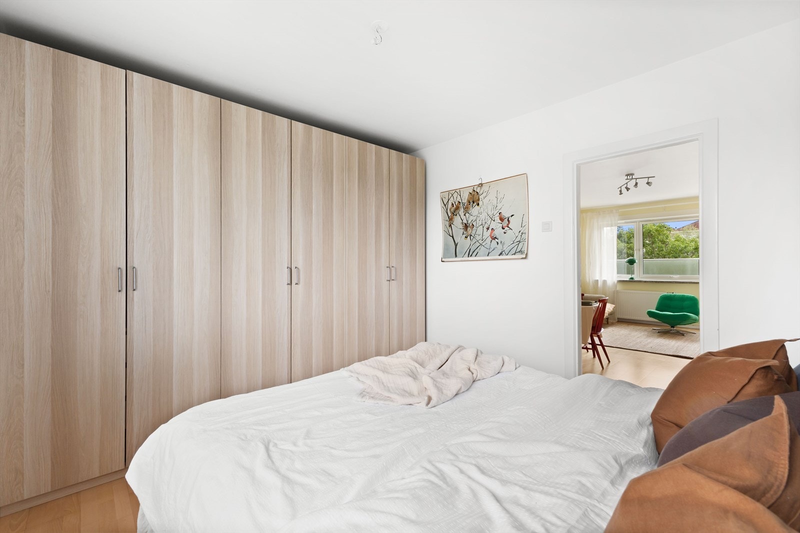 - Rikelig med plass til dobbeltseng og garderober - Galleribilde