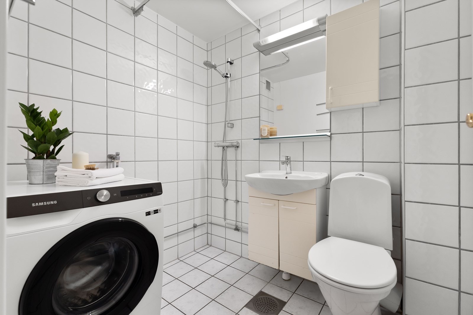 - Flott, helfliset bad med gulvvarme - Galleribilde