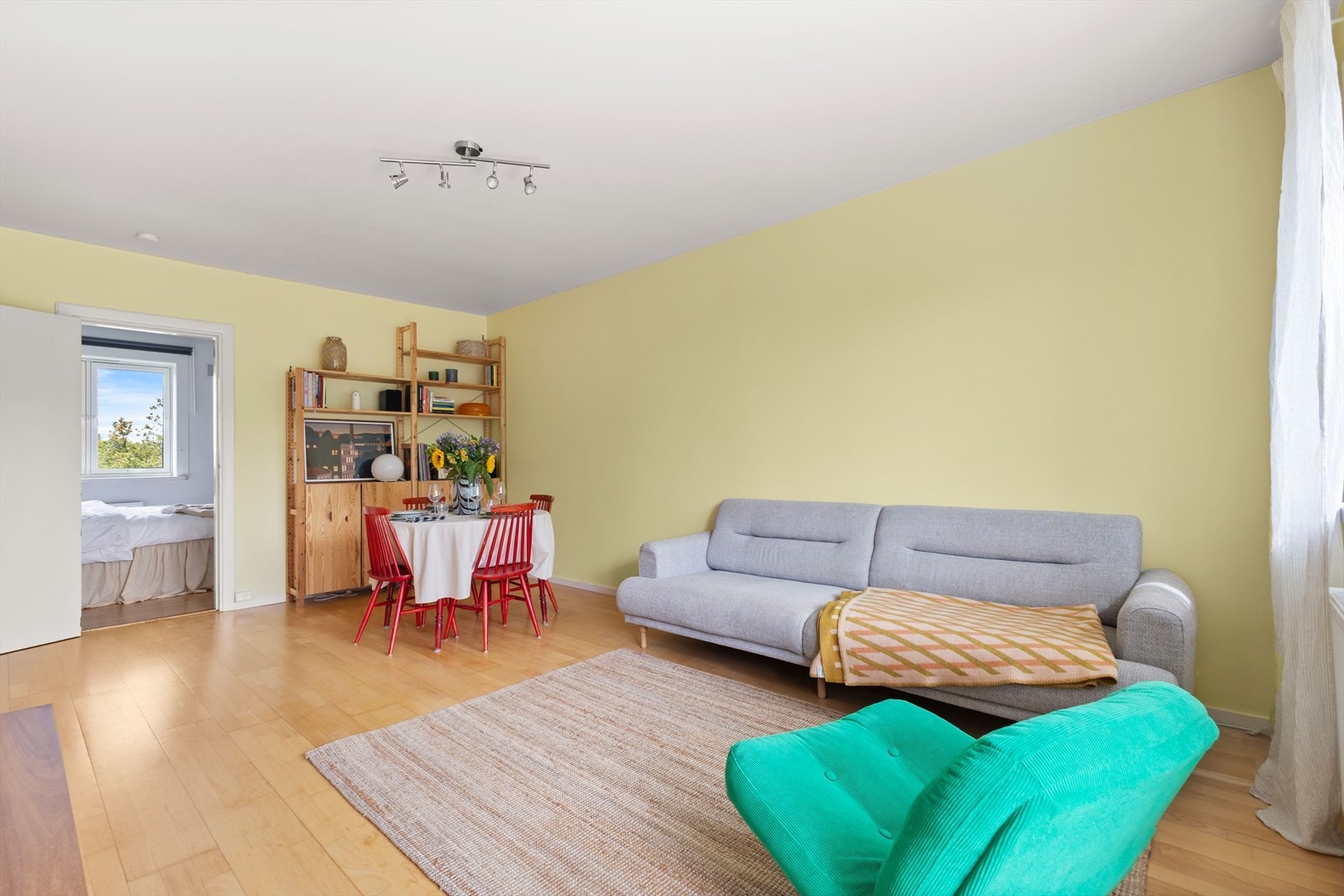 - Her har du rikelig med plass til både sofagruppe med tilhørende medialøsning og spisebord - Galleribilde