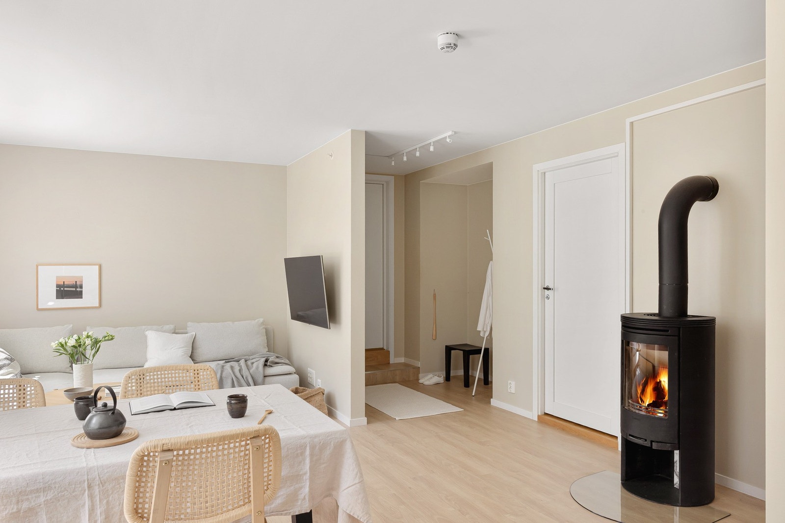 Leiligheten og bygården ble pusset opp i 2021 og holder med det en flott standard. Galleribilde