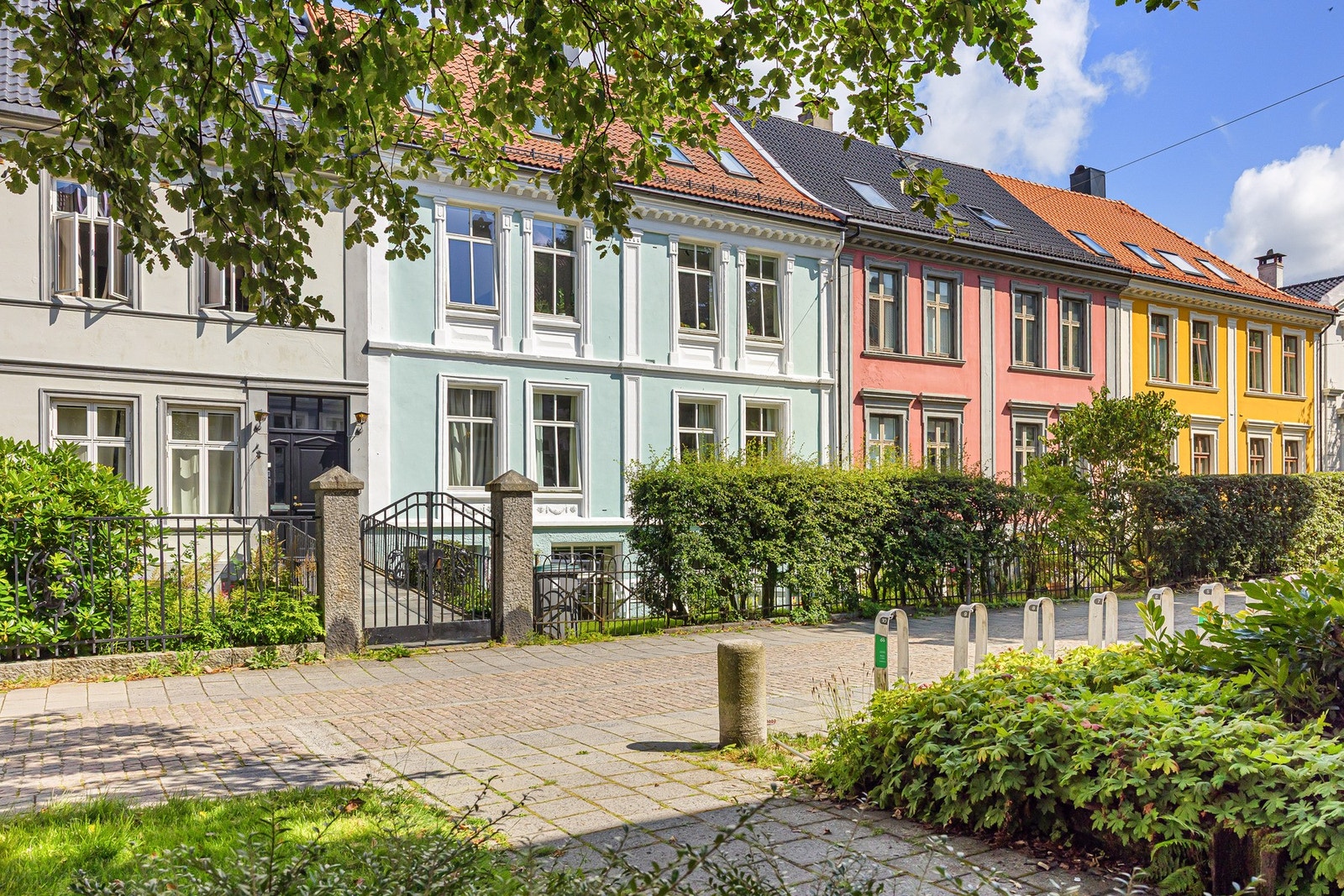 En lekker 3-roms bygårdsleilighet i en meget koselig og attraktiv gate i hjertet av Bergen sentrum. Galleribilde