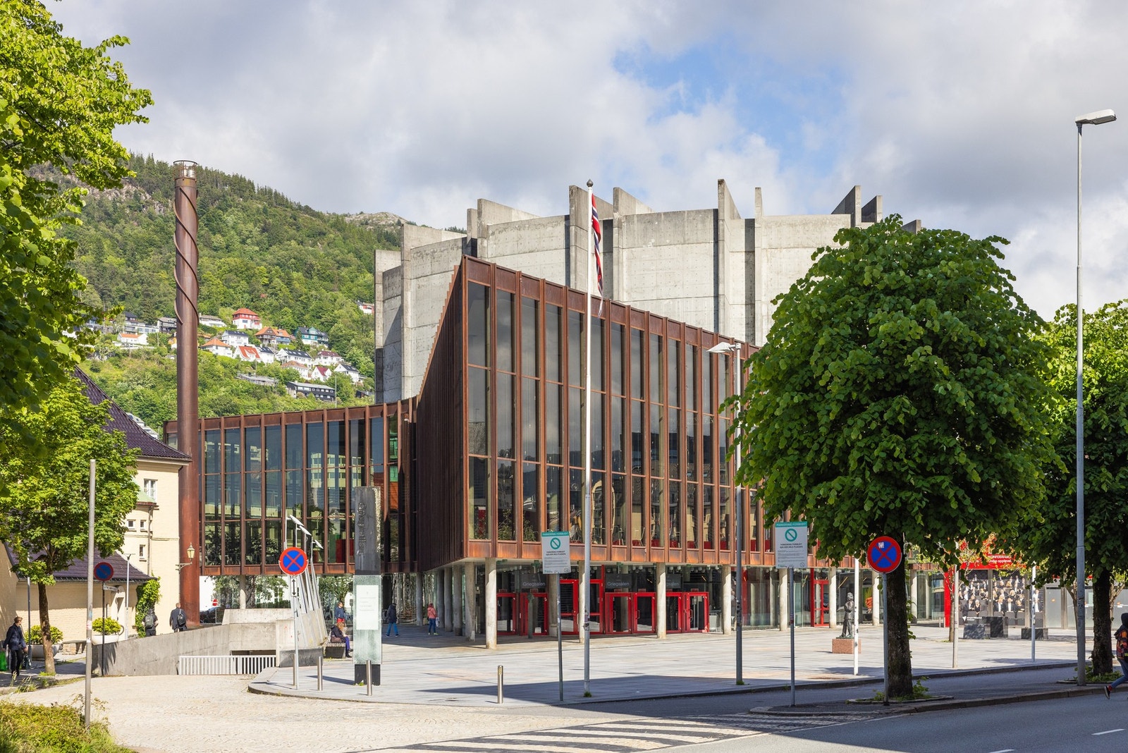 Kort vei fra leiligheten ligger Grieghallen, har arrangeres mange arrangementer og konserter. Det er også parkeringsgarasje i underetasjen, praktisk hvis man har gjester. Galleribilde