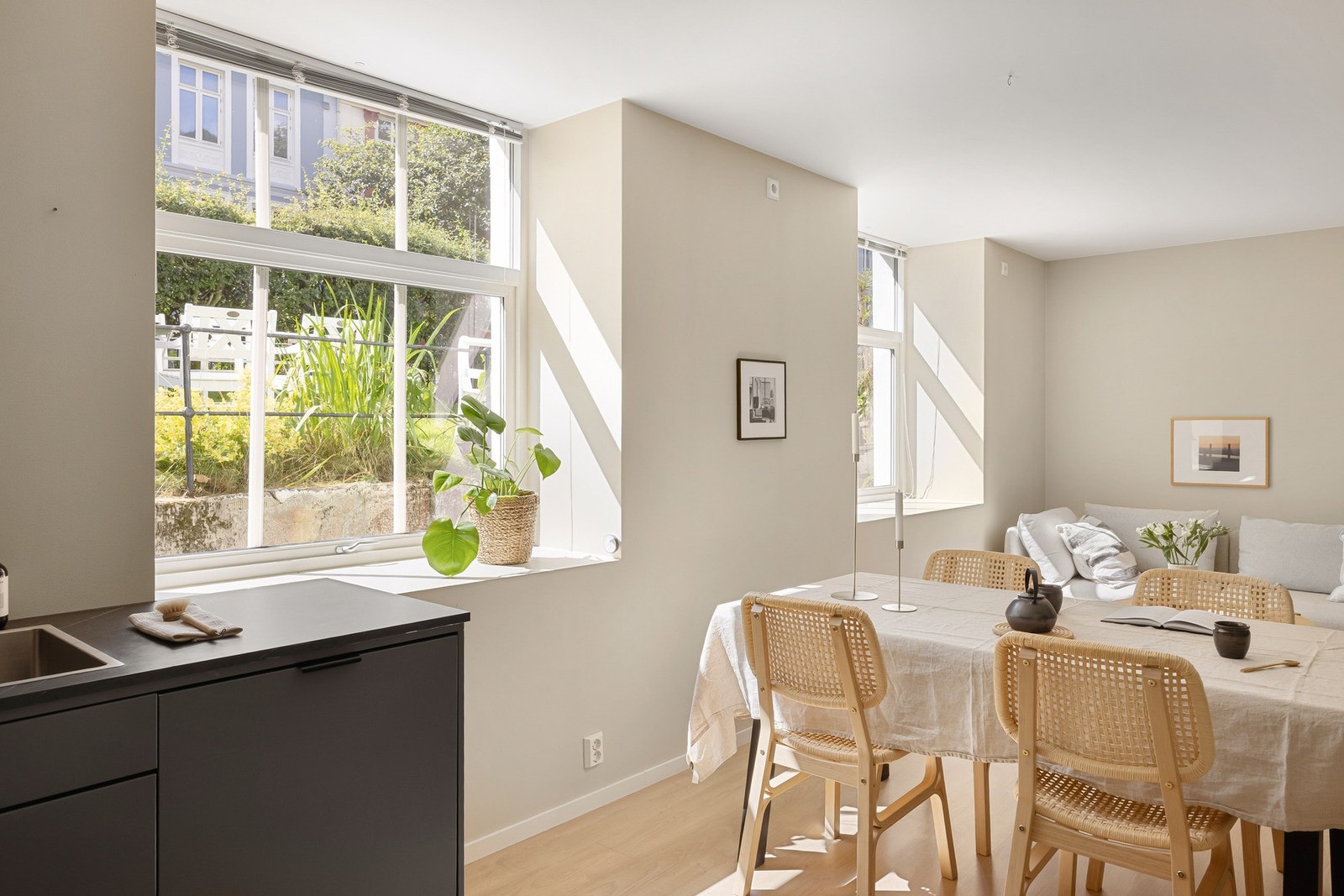 Store vinduer som gir godt med naturlig lysinnslipp. Galleribilde