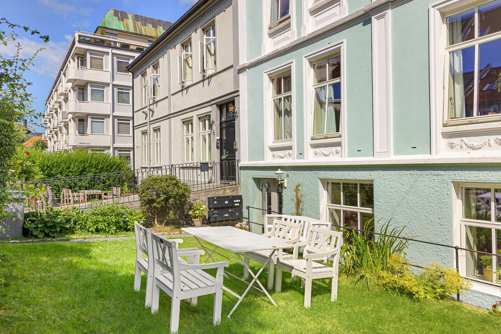 Meget koselig felles forhage, pent opparbeidet med hage og flott beplantning. Galleribilde