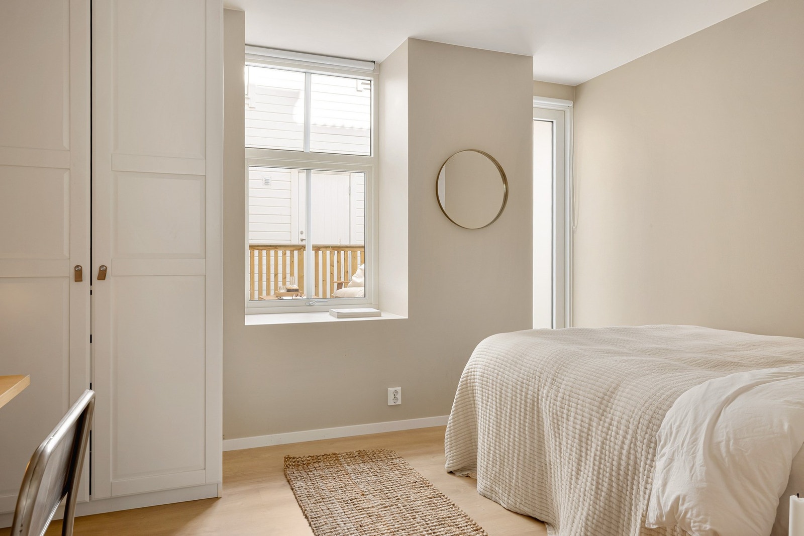 Fra soverommet er det utgang til privat uteplass i bakgården. Galleribilde