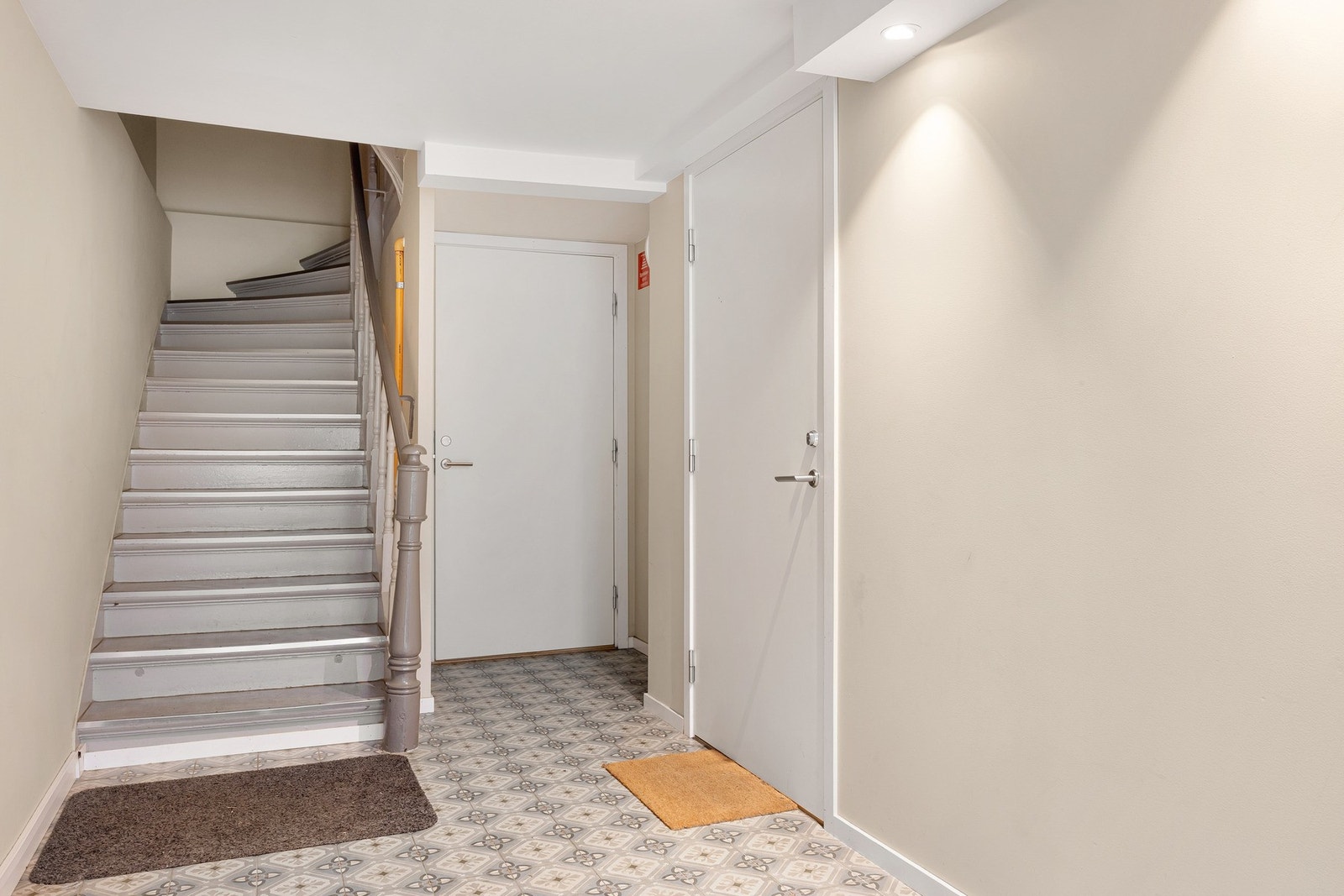 Flott felles inngangsparti med lekre fliser. Leiligheten har også en ekstern bod på 5,2 kvm i samme etasje som leiligheten. Galleribilde