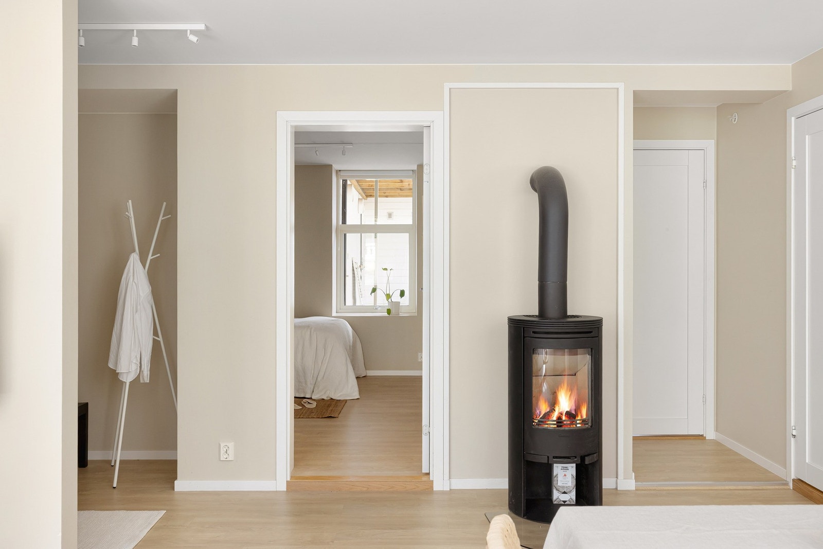 Koselig peis som både skaper hygge og gir god varme på kalde vinterdager. Galleribilde