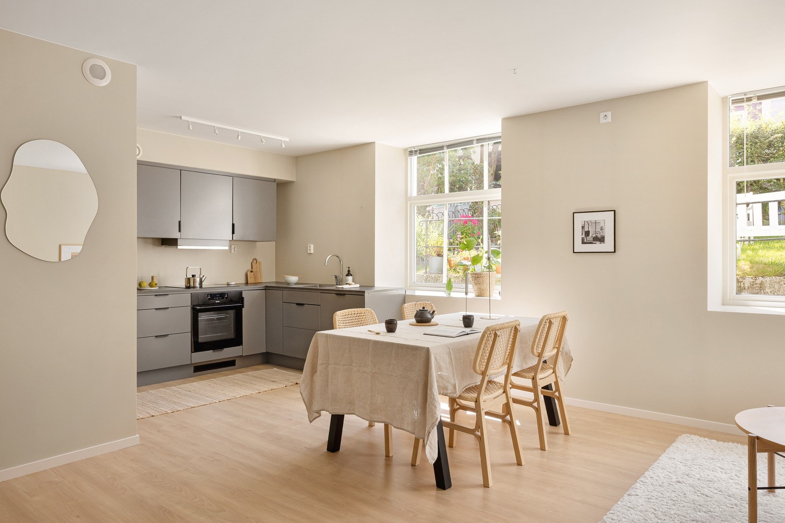 Sosial, åpen stue- og kjøkkenløsning som måler 27,7 kvm. Galleribilde