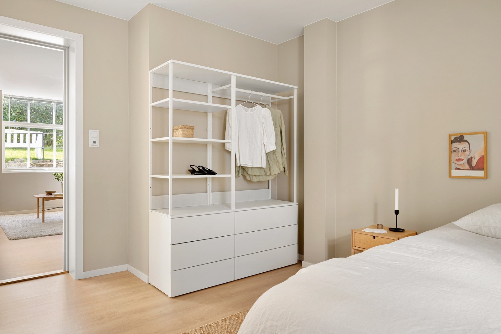 God plass til å møblere med dobbeltseng, garderobe og tilhørende møblement. Galleribilde