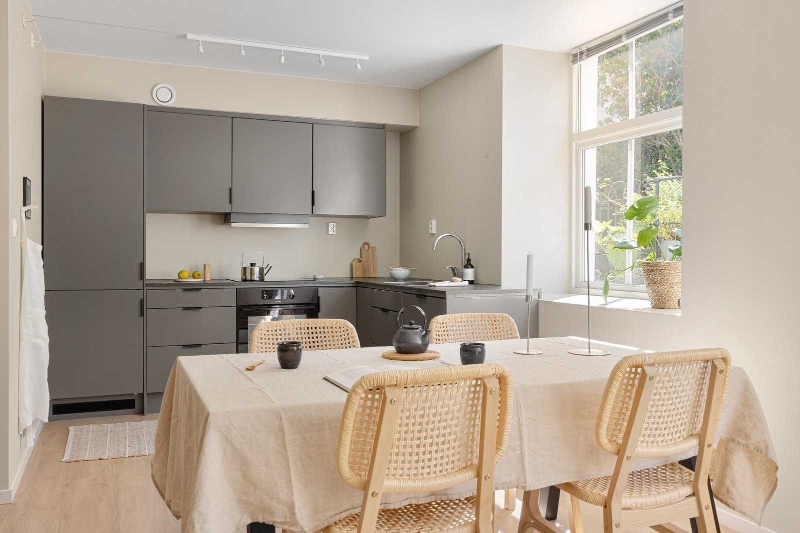 Moderne og flott kjøkken med slette fronter, laminat benkeplate og nedfelt vask av stål. Galleribilde