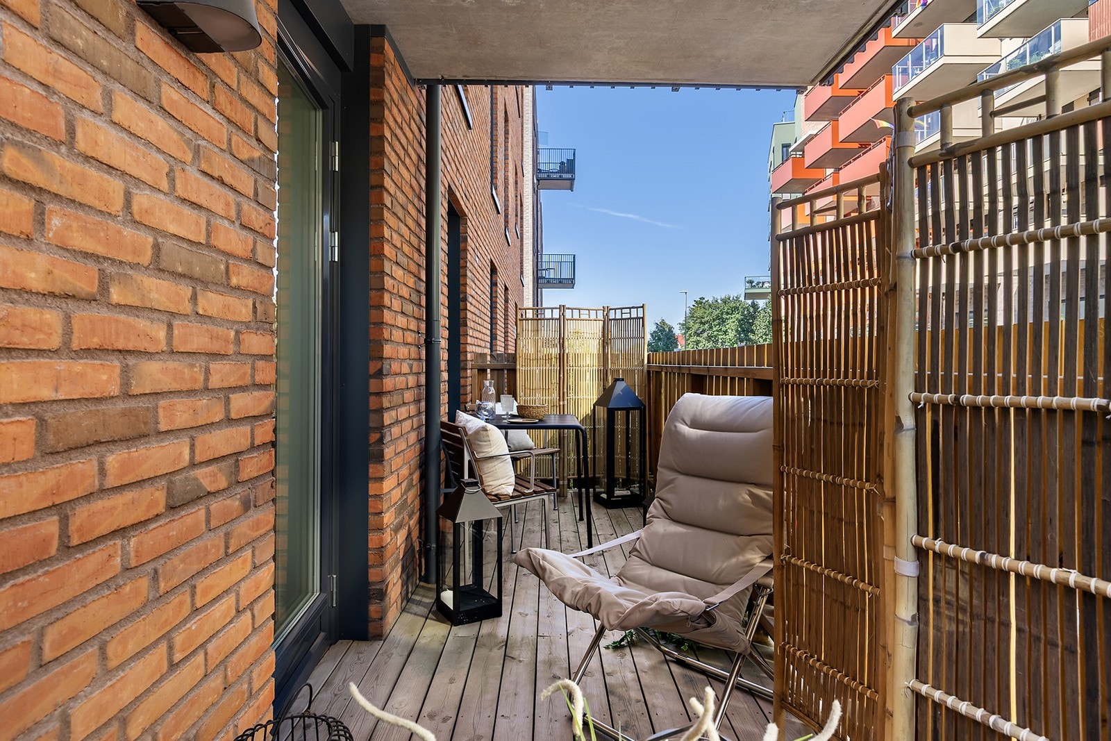 Fra stue er det adkomst til inngjerdet markterrasse på ca. 10 m² med god plass utemøbler og beplantning. Galleribilde