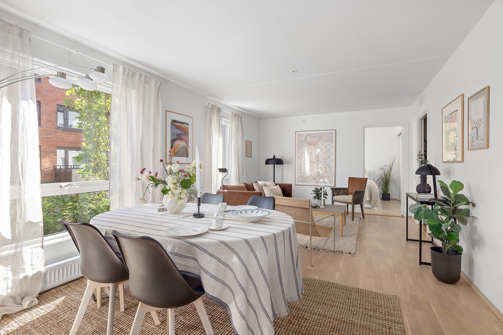 Stor stue med god plass til stort spisebord, sofagruppe, TV-benk og skjenk for å nevne noe. Galleribilde
