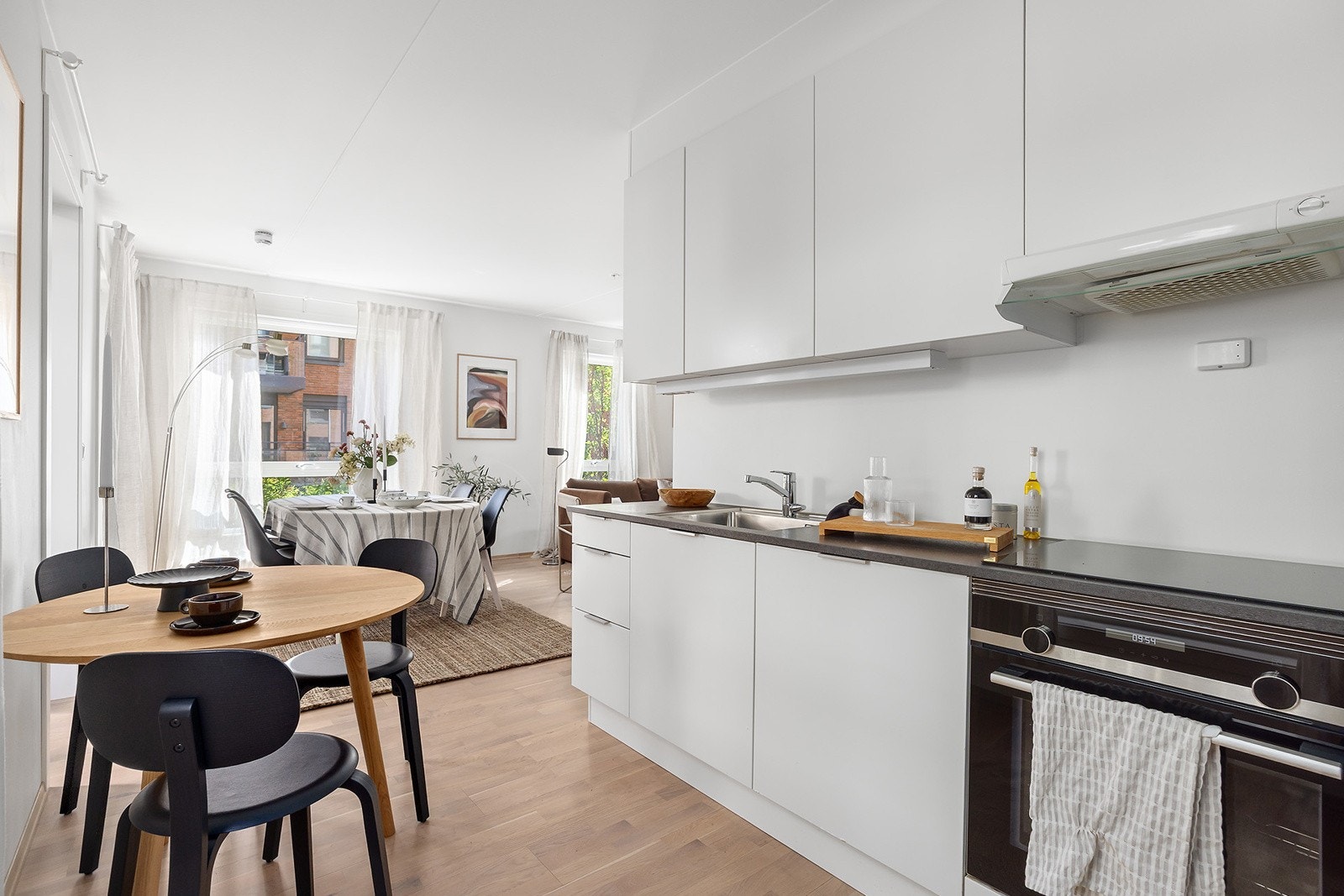 Kjøkkenet er utstyrt med laminat benkeplate, underlimt oppvaskkum, ventilator samt integrert stekeovn, induksjonstopp og oppvaskmaskin Galleribilde