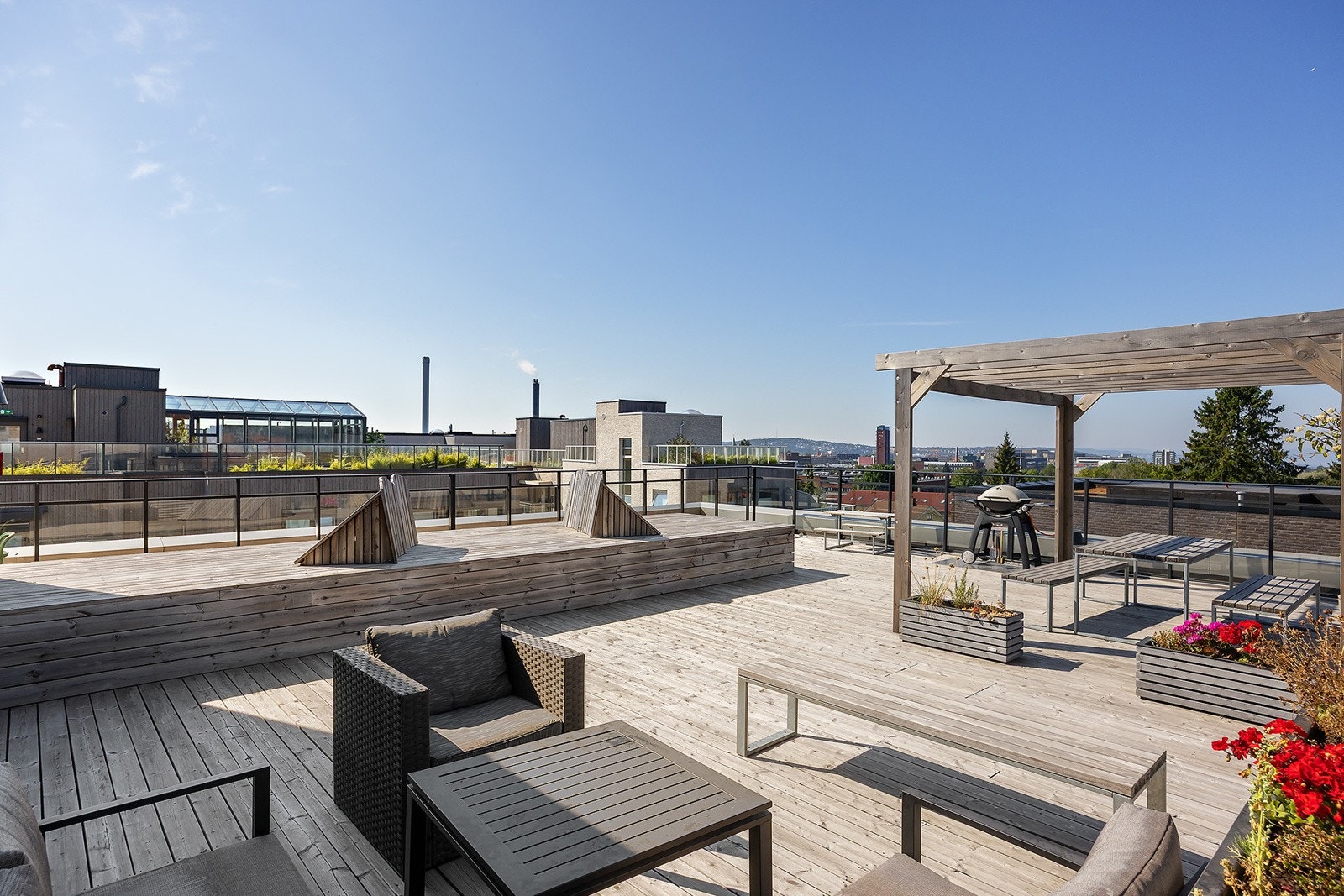 I tillegg til privat markterrasse, har leiligheten tilgang til solrike takterrasser med nydelig utsikt over byen. Galleribilde