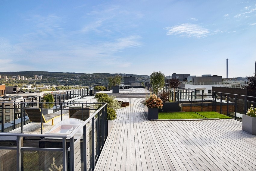Som beboer i Bekketrappa BRL har du tilgang til solrike felles takterrasser med flott utsikt. Takterrassene er pent opparbeidet med sittegrupper og beplantning. Galleribilde