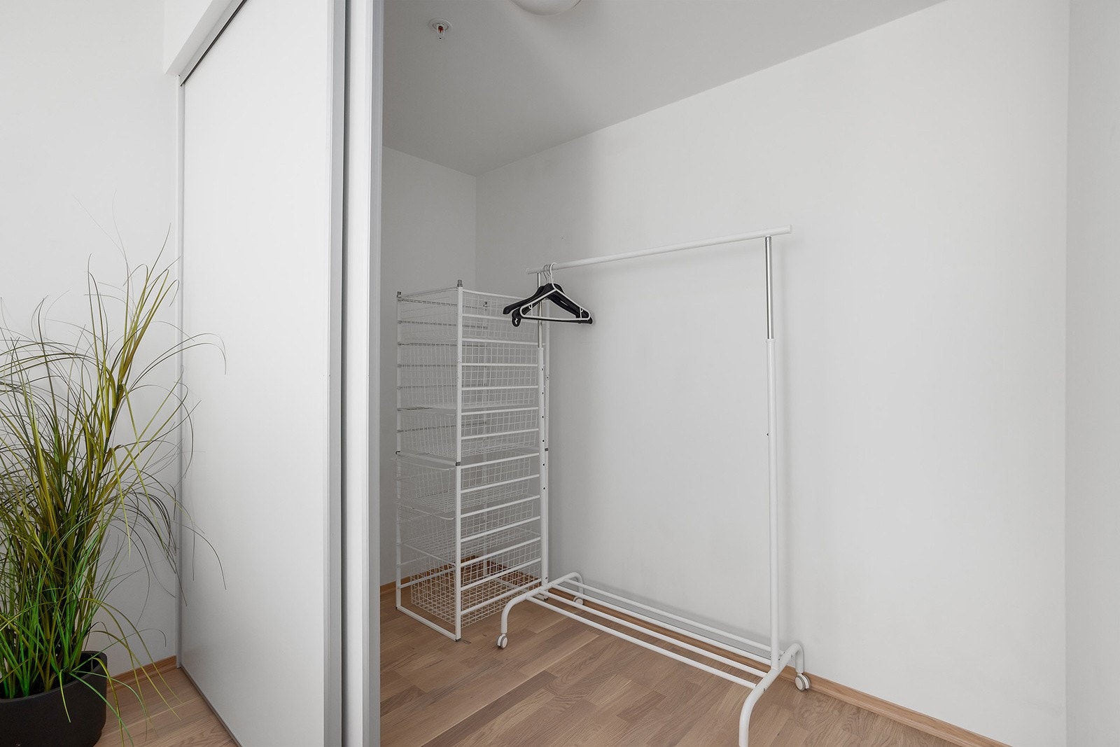 Meget praktisk bod/garderobe/walk-in med skyvedører i tilknytning soverom. Galleribilde