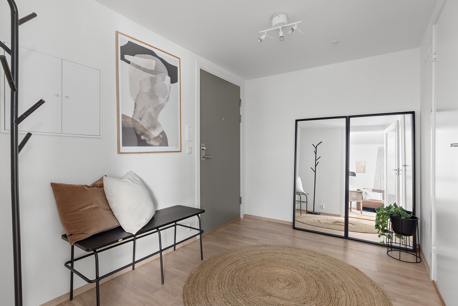 Entreen er lys og romslig. God plass til yttertøy og sko. Avsatt nisje/plass til garderobeløsninger. Galleribilde