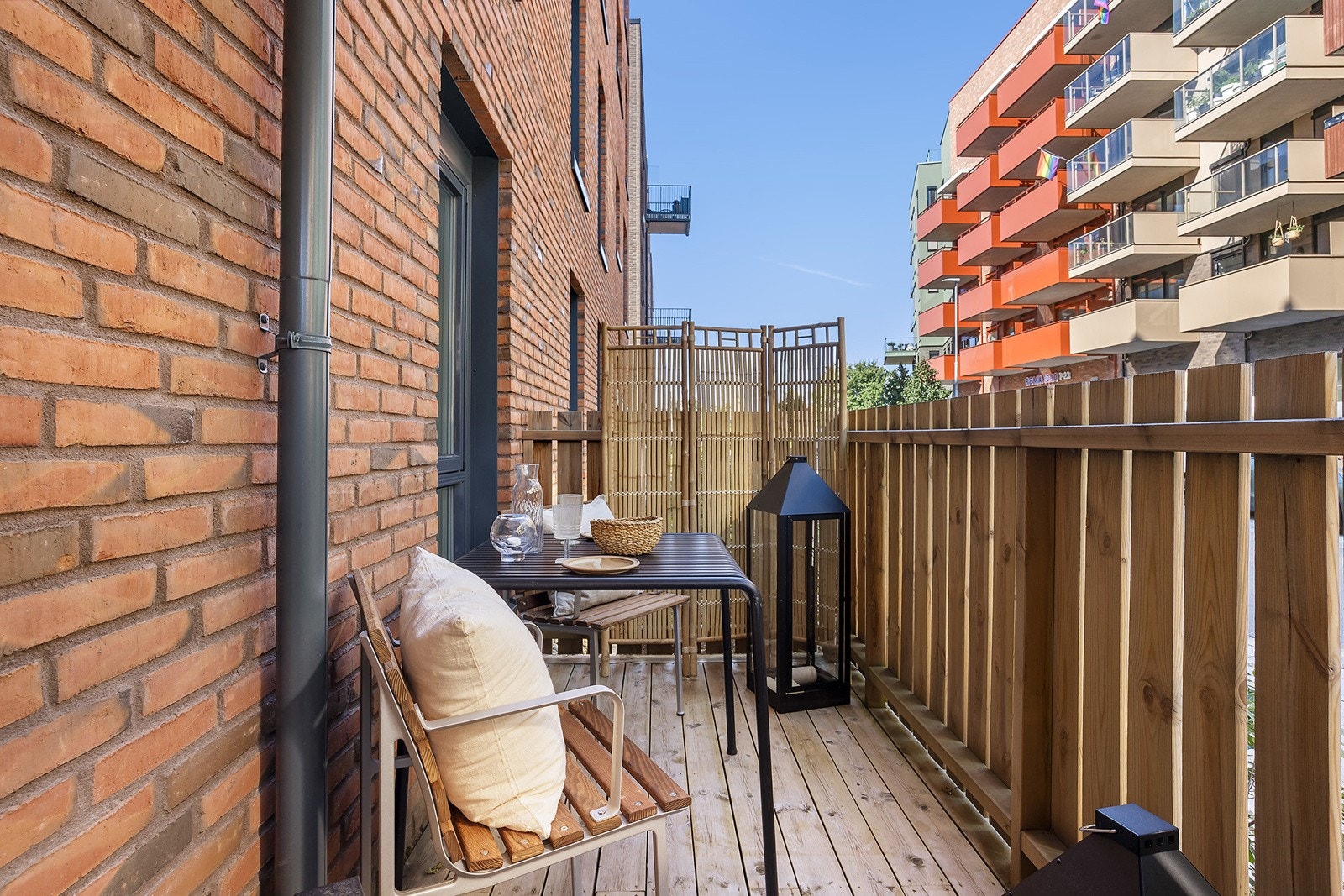 Terrassen er takoverbygget og utstyrt med belysning. Galleribilde