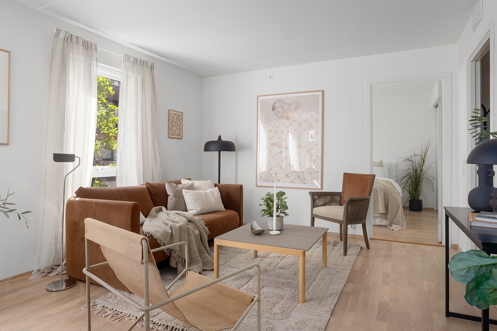 Leiligheten ligger fint til på enden av bygget med godt med naturlig lys fra tre yttervegger. Galleribilde