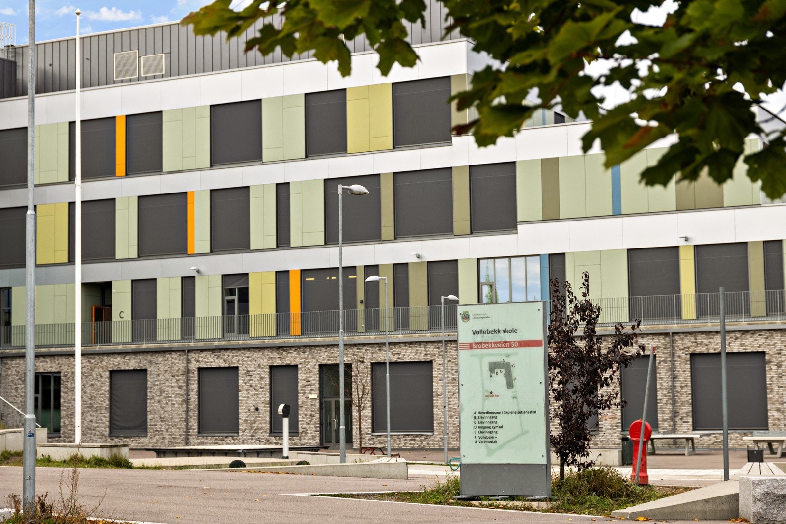 Vollebekk skole åpnet 1. august 2017. Skolen har elever på 1.-10. trinn. Galleribilde
