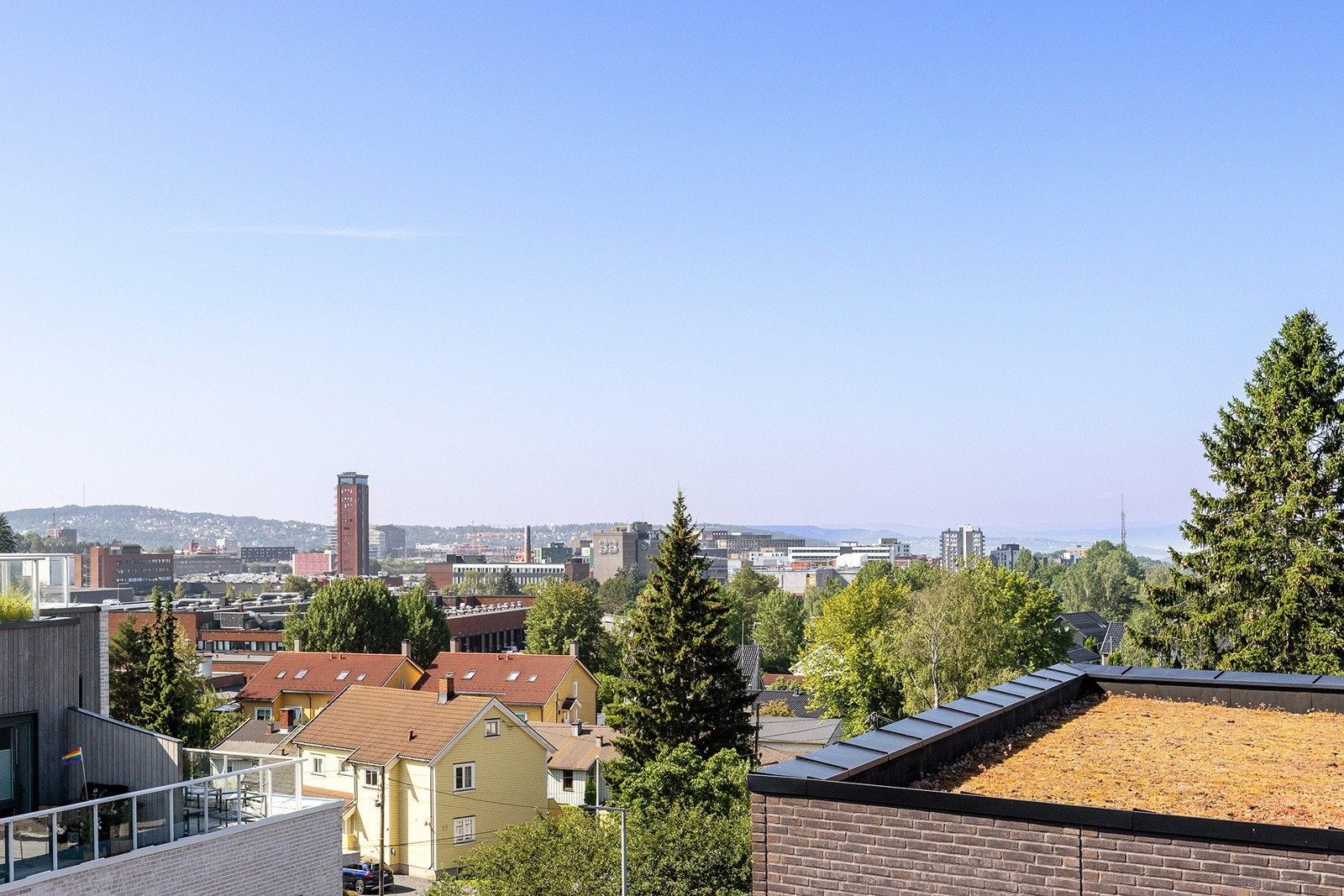 Flott utsikt over byen fra en av borettslagets takterrasse. Det er totalt tre takterrasser i borettslaget. Galleribilde