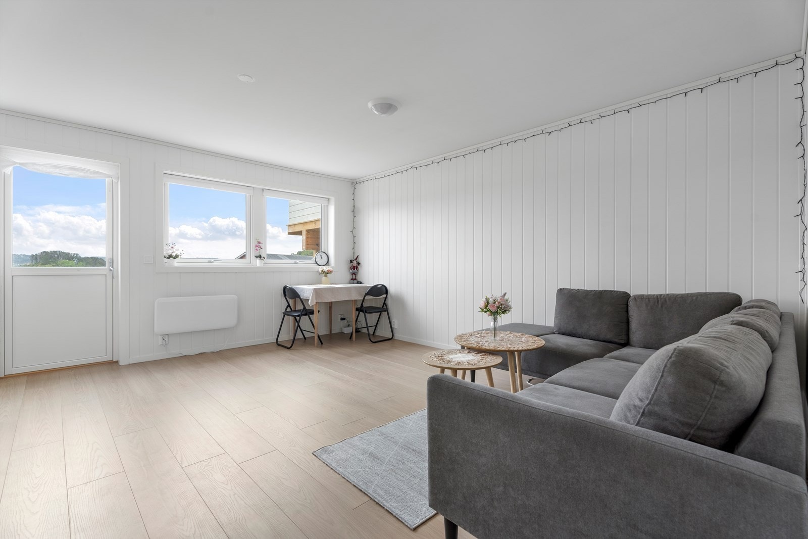 En moderne og innbydende 3-roms selveierleilighet med høy standard i et rolig og sjø nært område på Fillan. Galleribilde