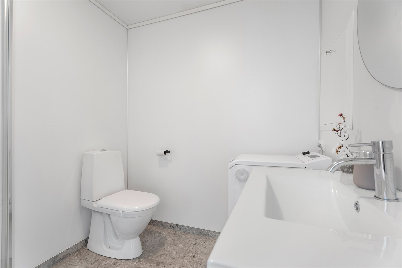 Badet er utstyrt med gulvvarme, innfellbare dusjdører, mekanisk avtrekk, opplegg for vaskemaskin, servant, servantskap, rørfordelingsskap og wc. Galleribilde