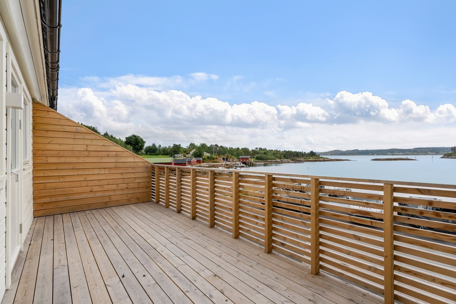 Leiligheten besitter en nydelig balkong på 13,5m² med nydelige solforhold og utsikt utover mot blant annet Fillholmen. Galleribilde