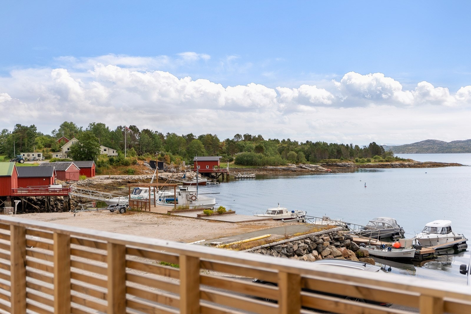 Det er direkte tilgang til balkongen fra stue/kjøkkenet. Galleribilde