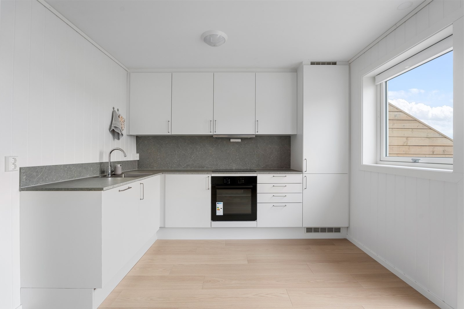 Kjøkkenet fra 2025 er utstyrt med blant annet integrert kjøl/fryseskap, oppvaskmaskin, platetopp og stekovn. Galleribilde