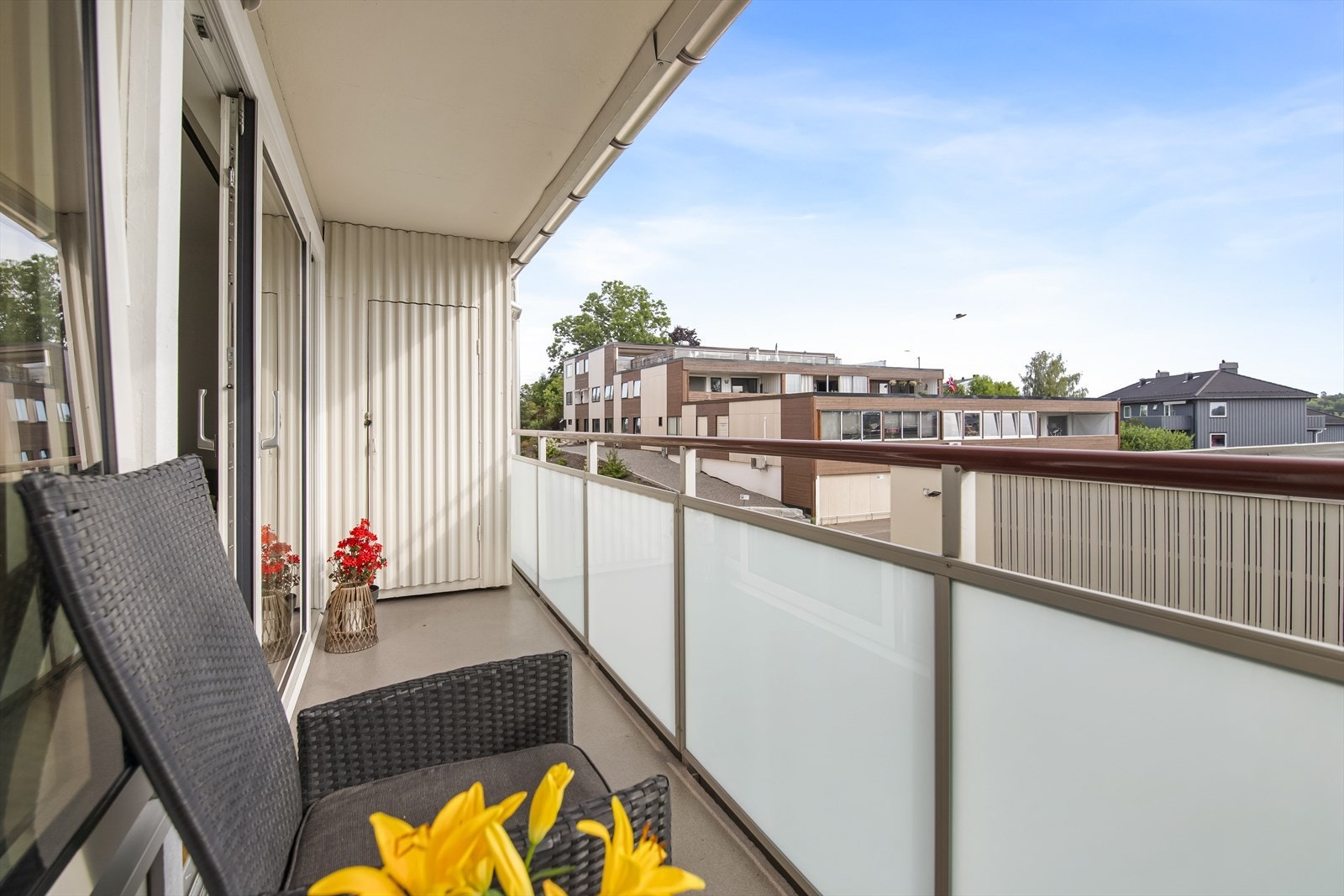 Balkongen fungerer som en flott forlengelse av leiligheten i sommerhalvåret. Her har du også en praktisk bod for oppbevaring. Galleribilde