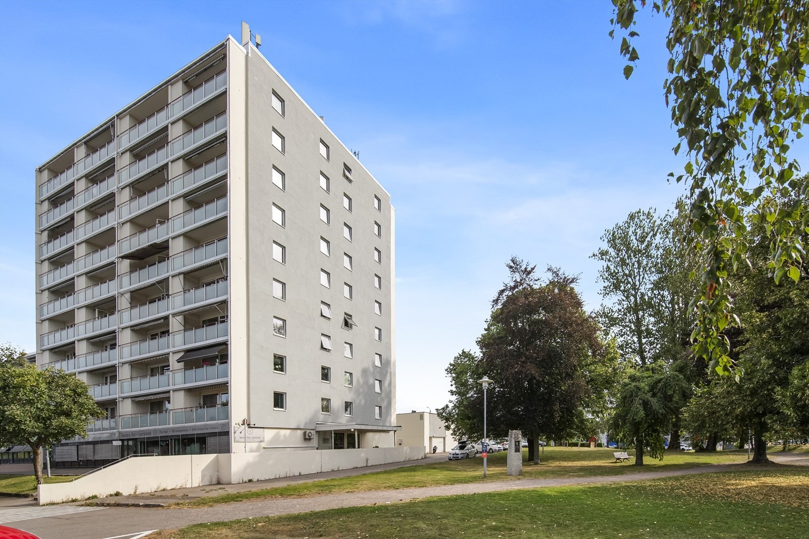 Borettslaget ligger praktisk til med både Meny og Kilen handelsområde som nærmeste nabo, men likevel omringet av vakre grøntarealer som skaper en perfekt balanse mellom et aktivt byliv og avslappende omgivelser. Galleribilde