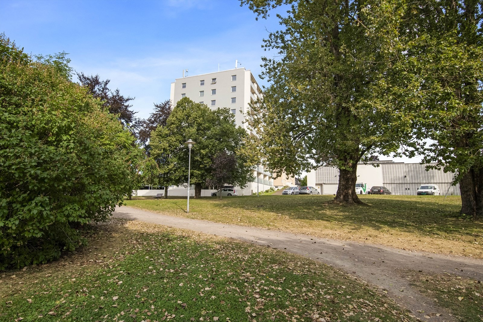 Dette er muligheten til å sikre seg en arealeffektiv og pen leilighet med lave felleskostnader og en uslåelig beliggenhet. Velkommen til visning! Galleribilde