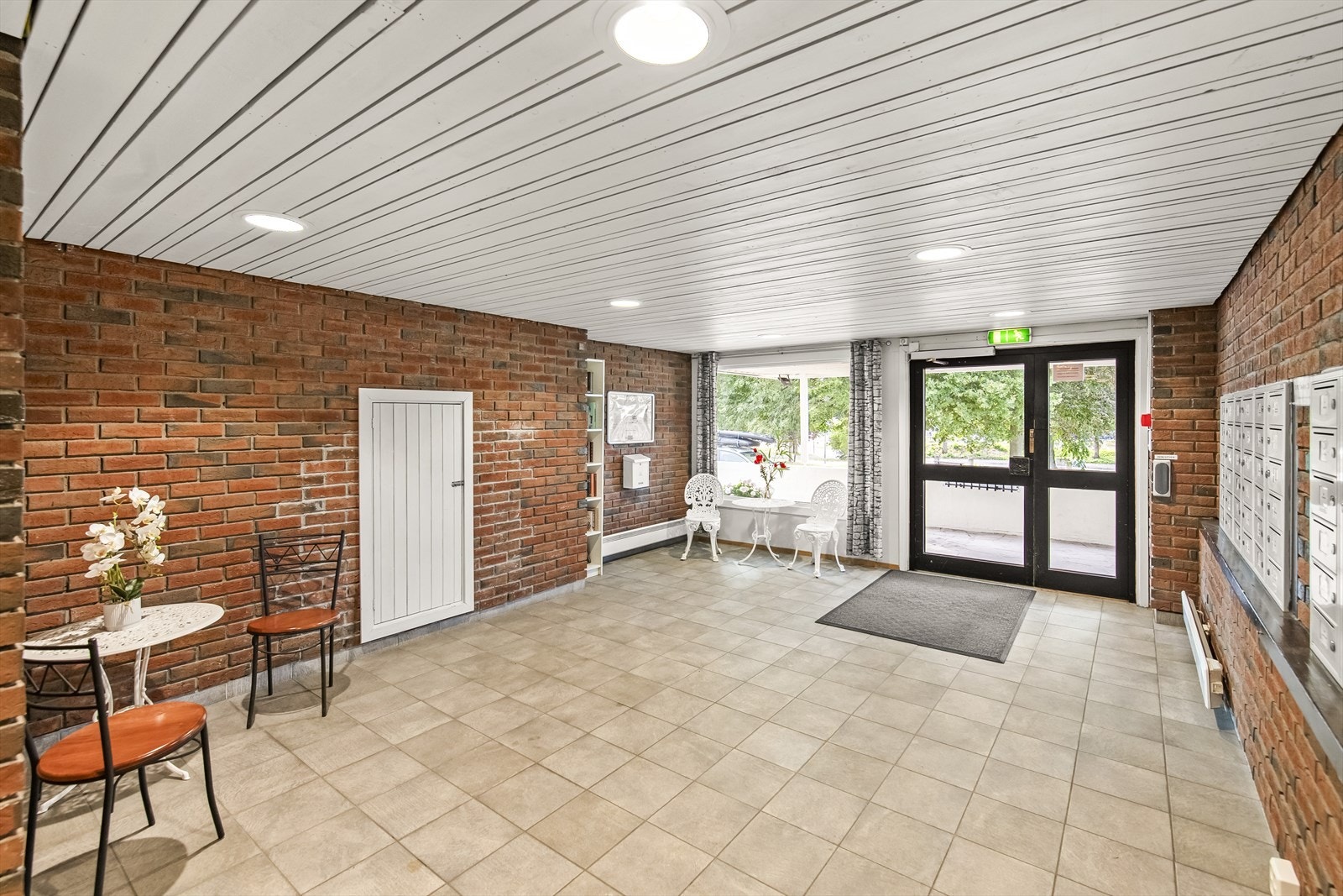 Stort felles inngangsparti med postkassesystem og heis. Galleribilde