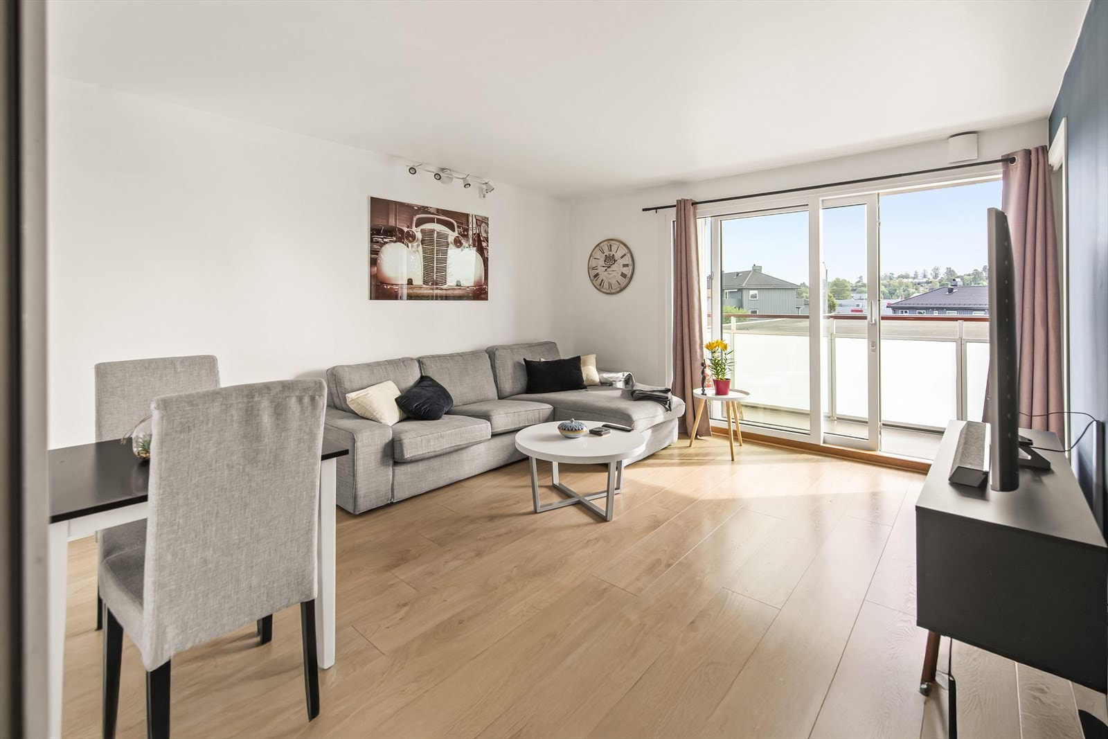 Leiligheten har en åpen og sosiale stue- og kjøkkenløsningen. Galleribilde