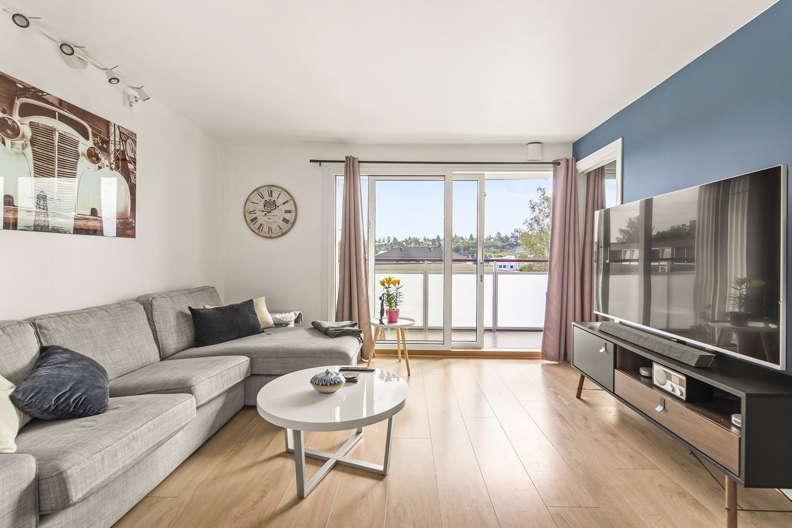 De store, nye vindusflatene og den nye terrassedøren (2023) slipper inn rikelig med naturlig lys. Galleribilde