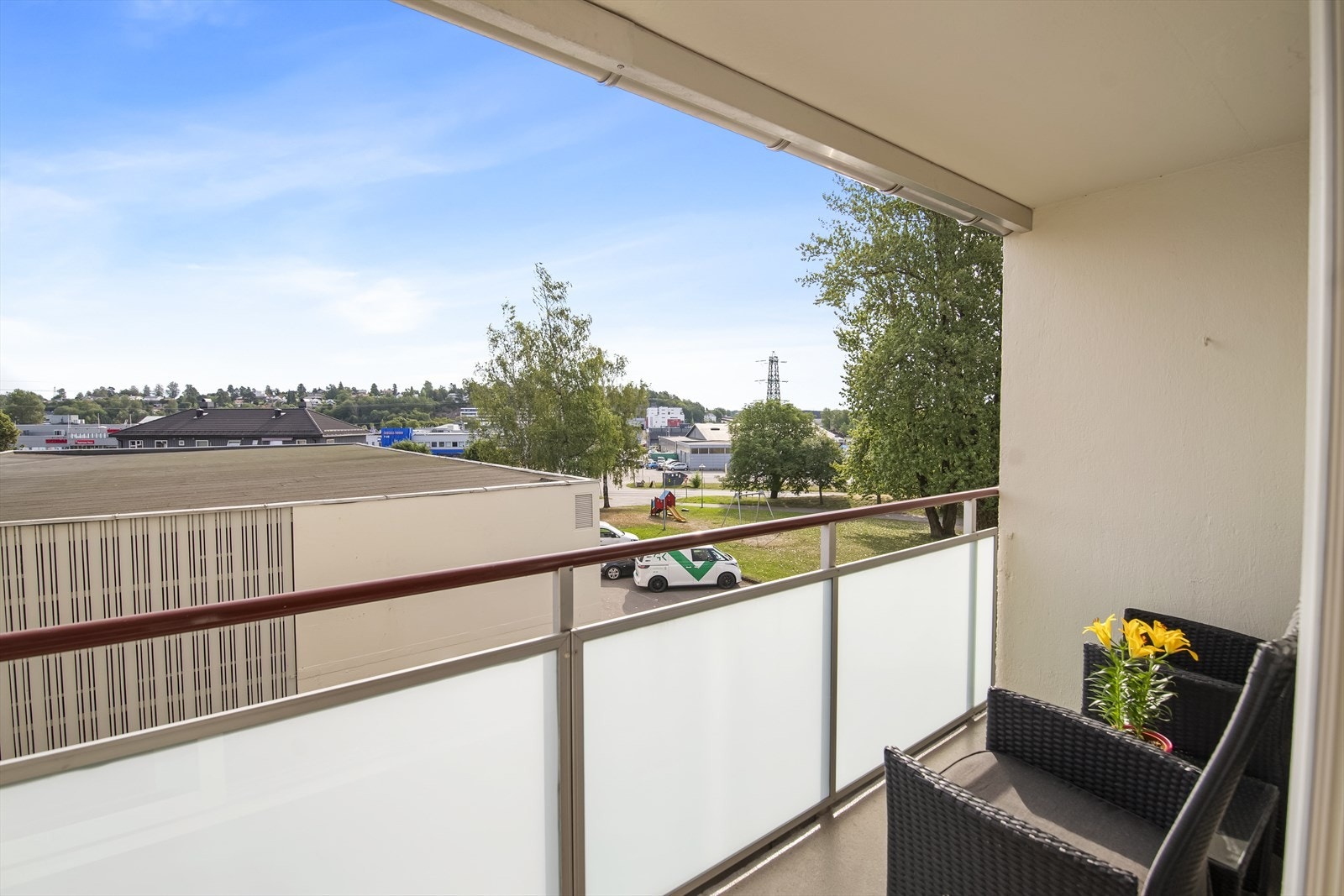 Denne arealeffektive leiligheten er betydelig oppgradert de siste årene med bl.a. nyere bad fra 2019 og nye vinduer og terrassedør fra 2023. Med en smart planløsning, balkong og nærhet til alt, er dette en perfekt mulighet! Galleribilde