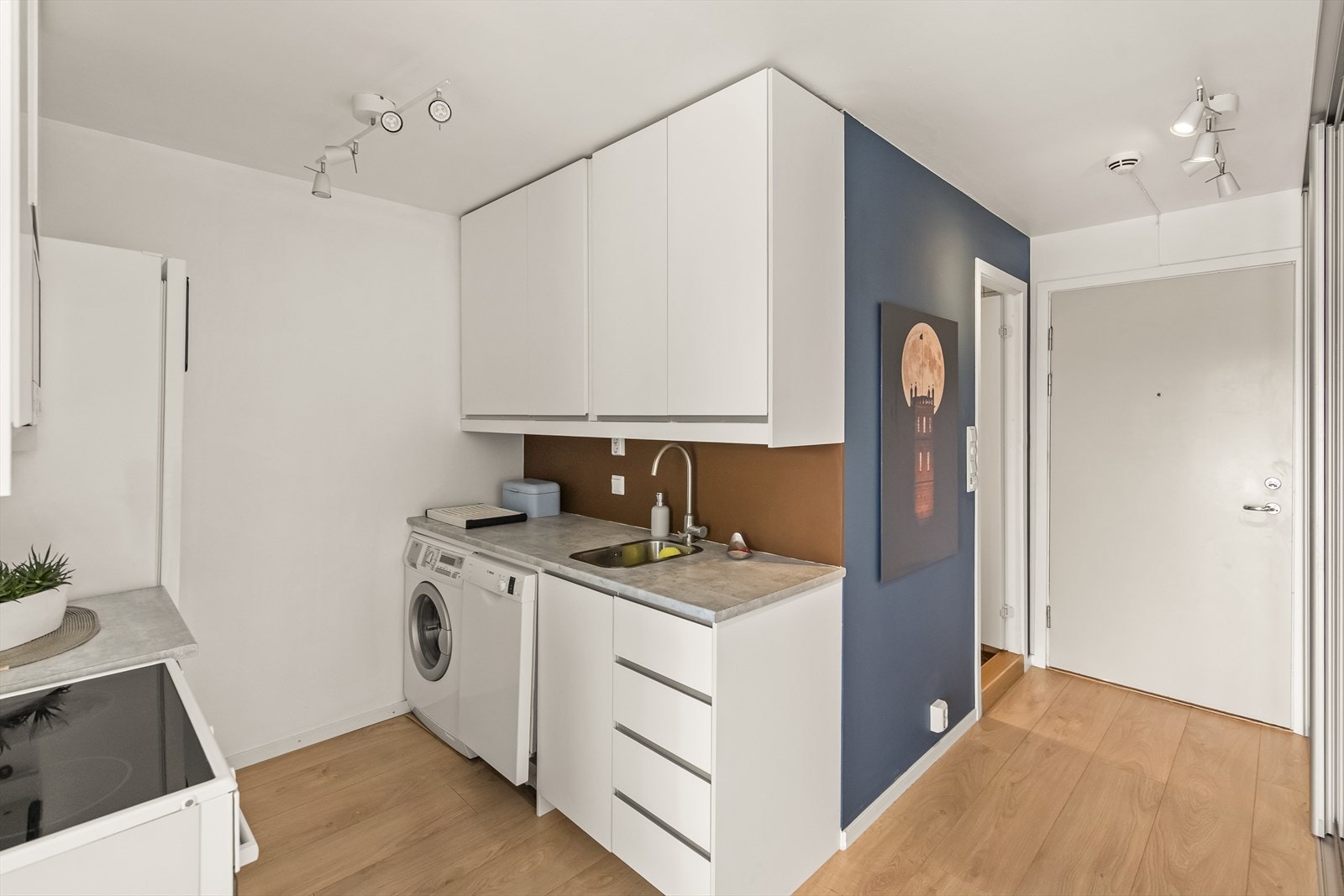 Det er funksjonelt innredet med oppvaskmaskin, vaskemaskin, kjøleskap, komfyr og integrert mikroovn. Galleribilde