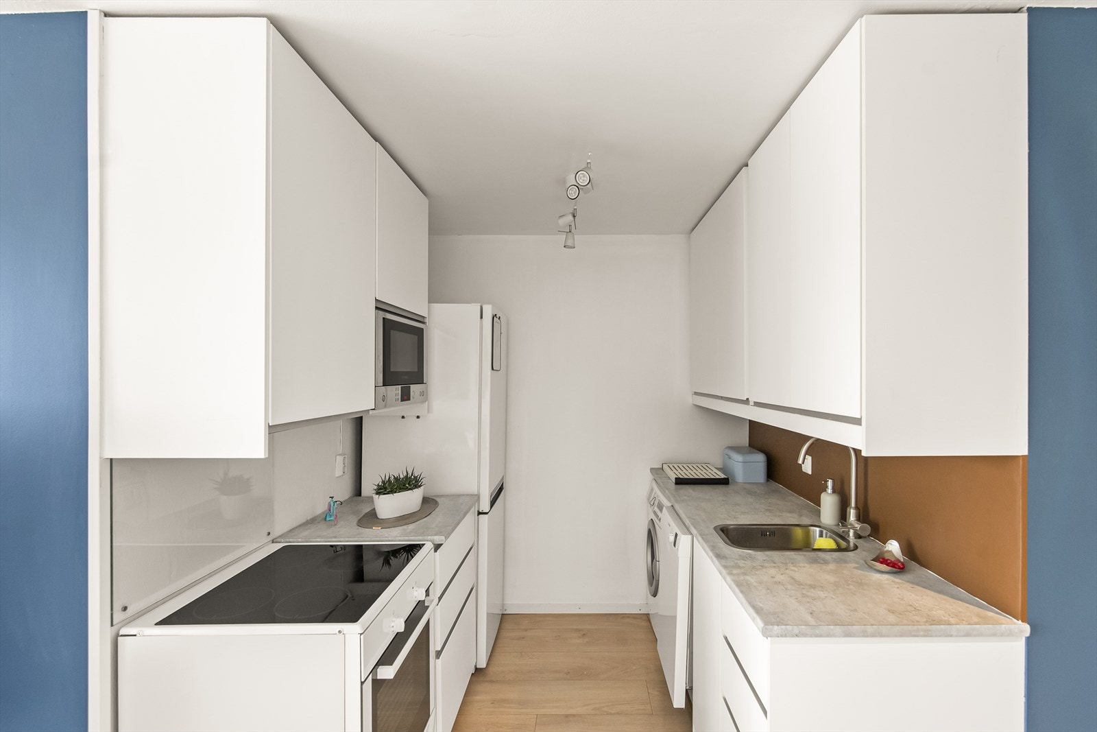 Det ble oppusset i 2014 med smarte og arealeffektive løsninger og har hvite, glatte fronter og godt med skapplass. Galleribilde