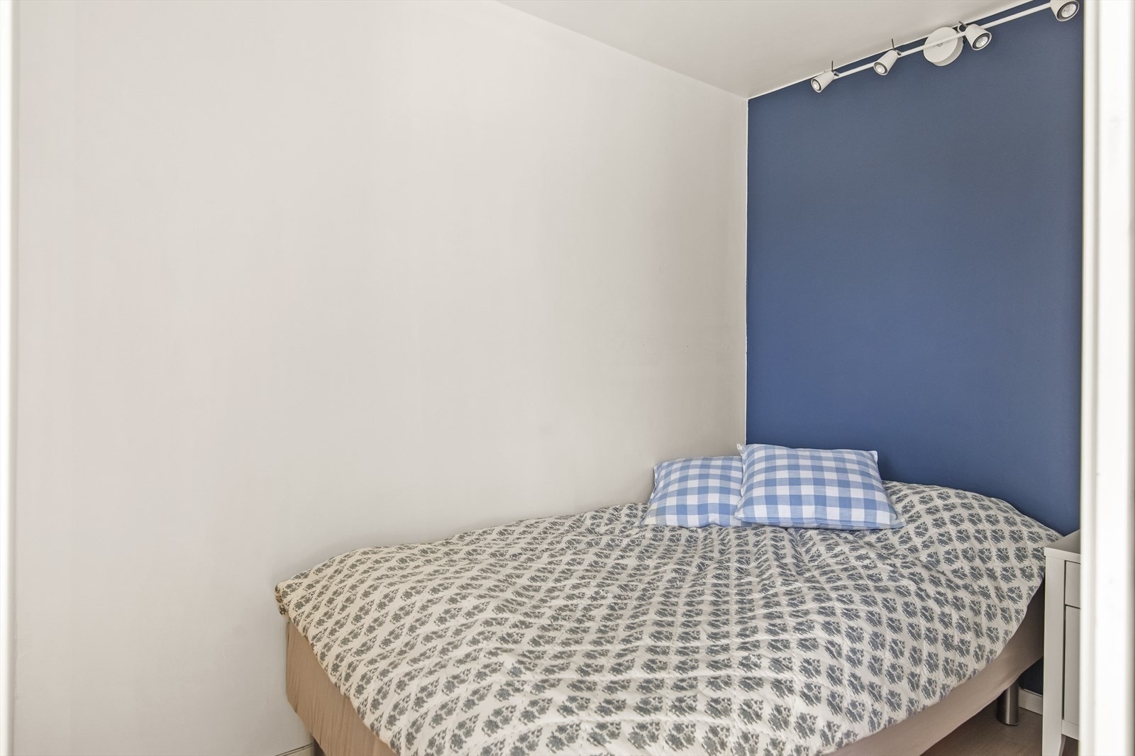 Dette gir en følelse av et separat soverom, og gjør at du kan utnytte stuen fullt ut som en sosial sone. Alkoven er adskilt fra stuen og har god plass til en dobbeltseng. Galleribilde