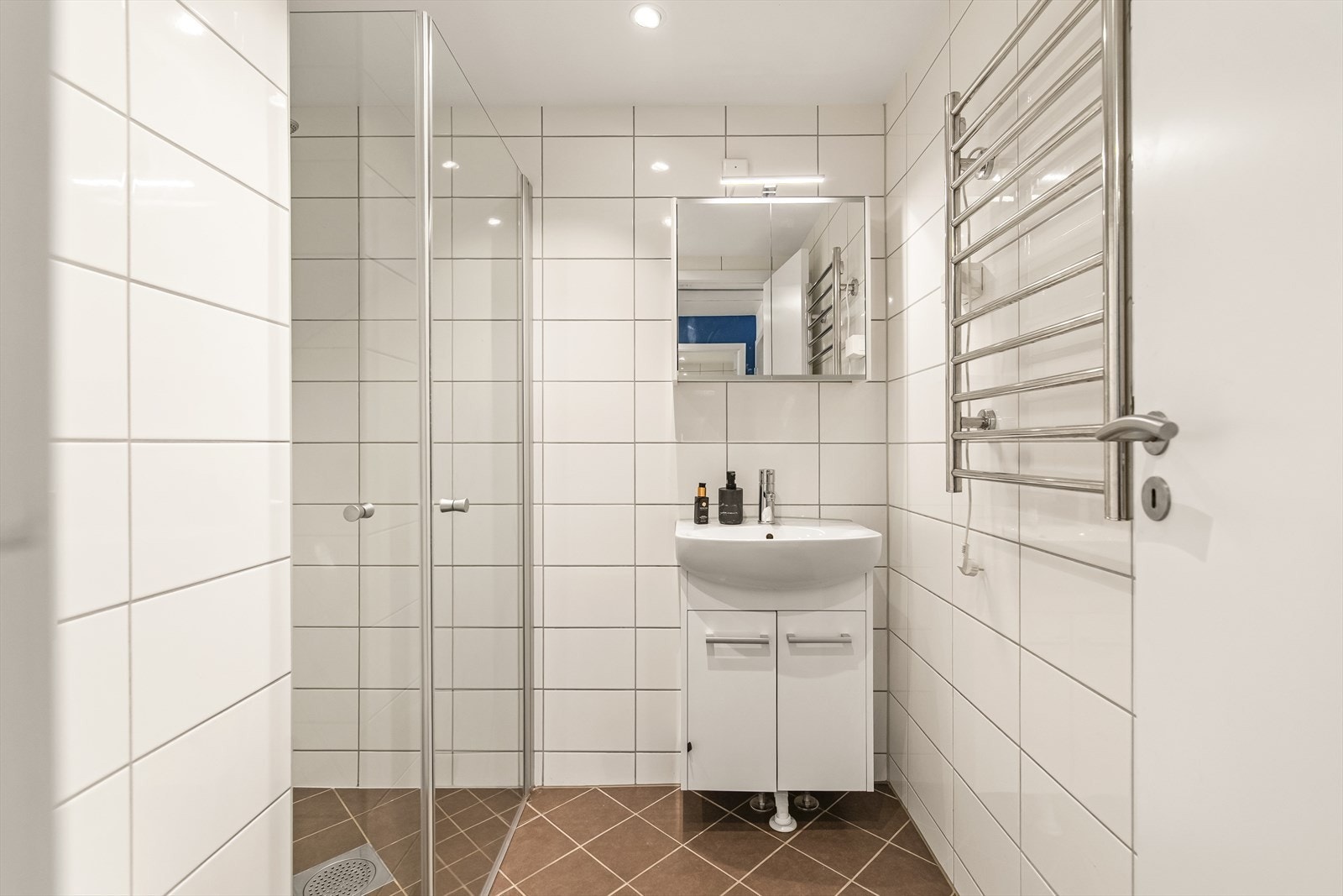 Badet ble smakfullt renovert i 2019. Rommet er helfliset med tidløse, hvite fliser på veggene og pene gulvfliser med behagelig gulvvarme. Galleribilde