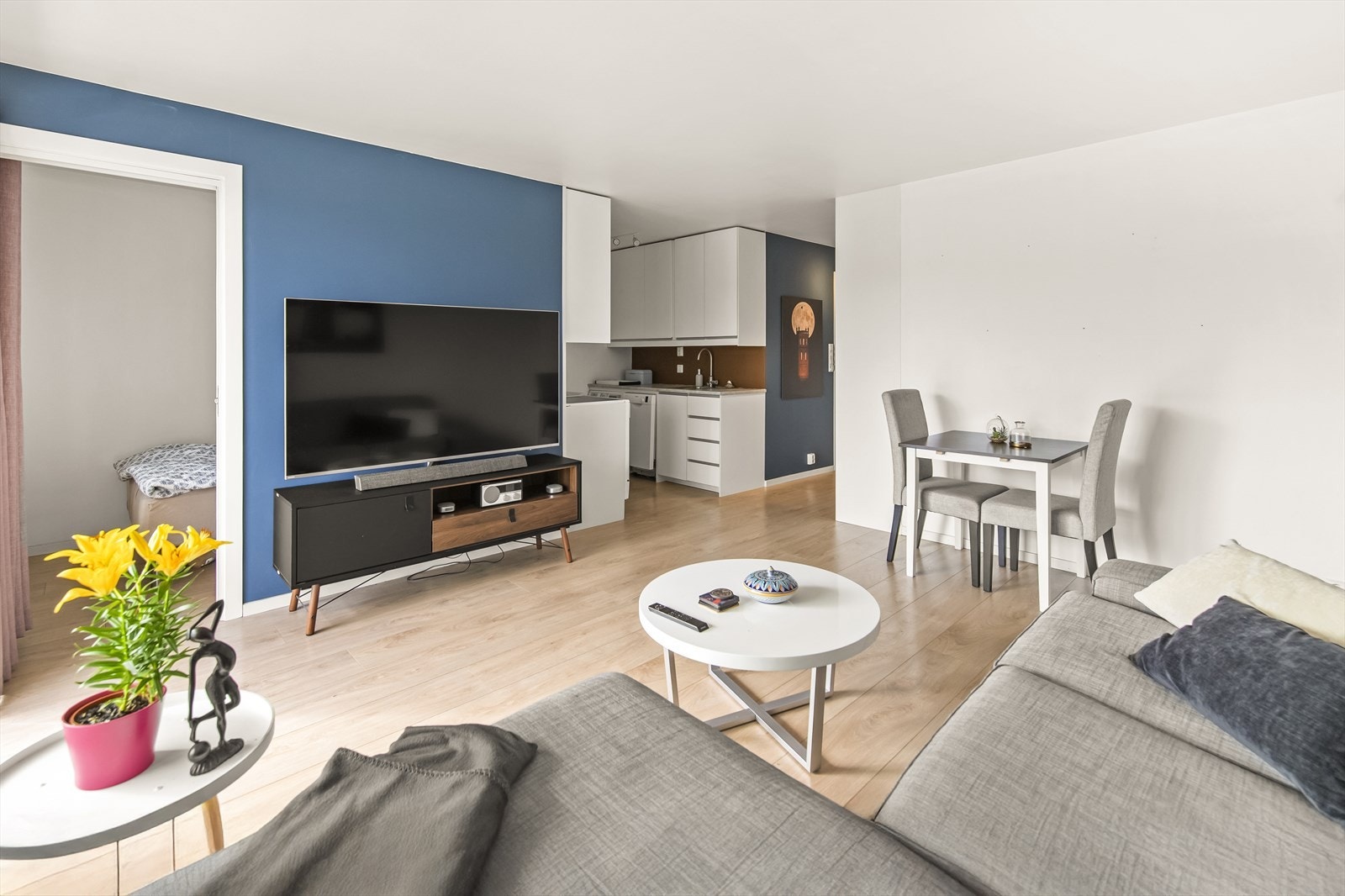 En moderne fondvegg i en dyp blåtone gir rommet karakter. Galleribilde